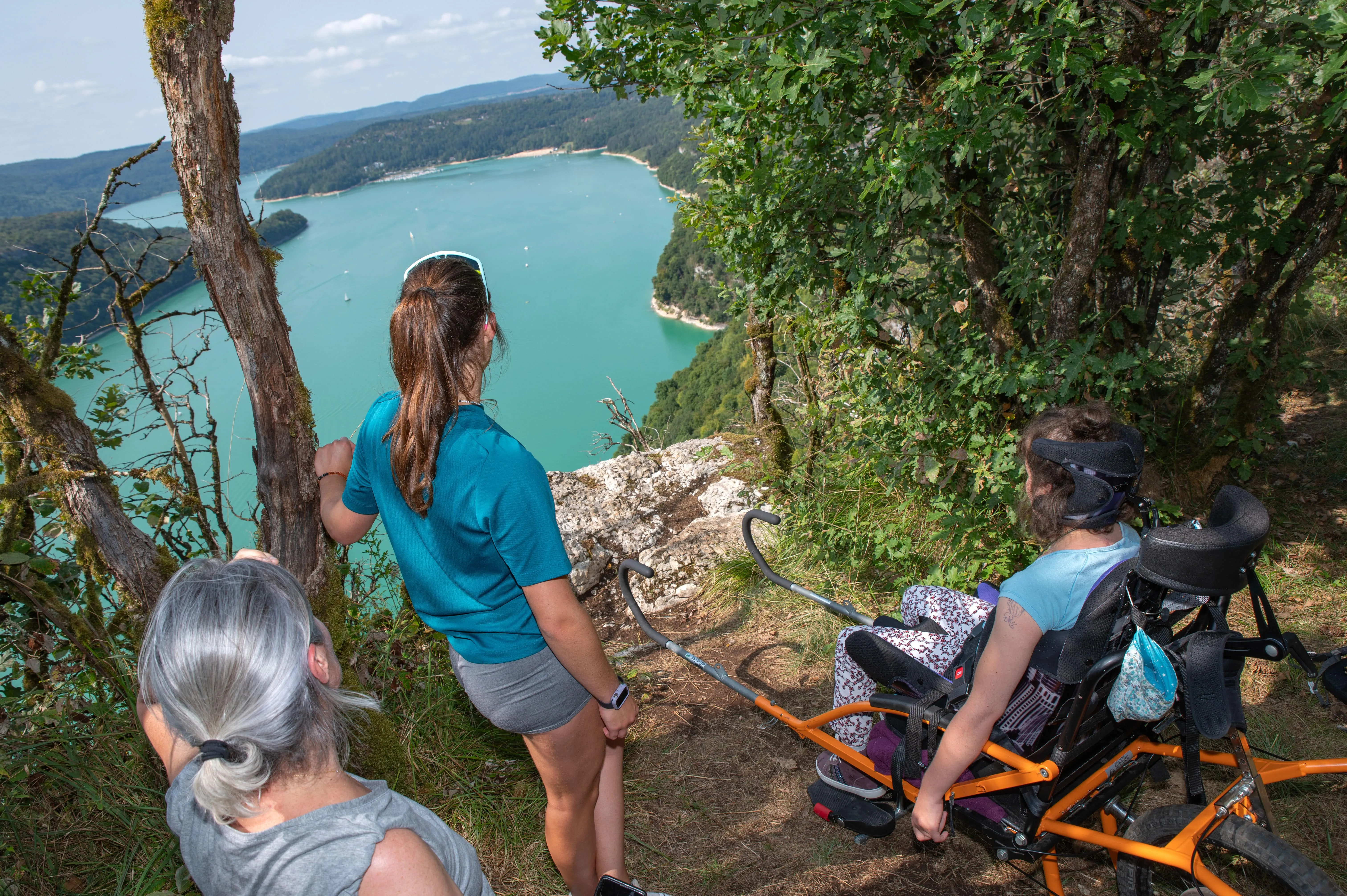 Une famille en balade adaptée profitant du paysage