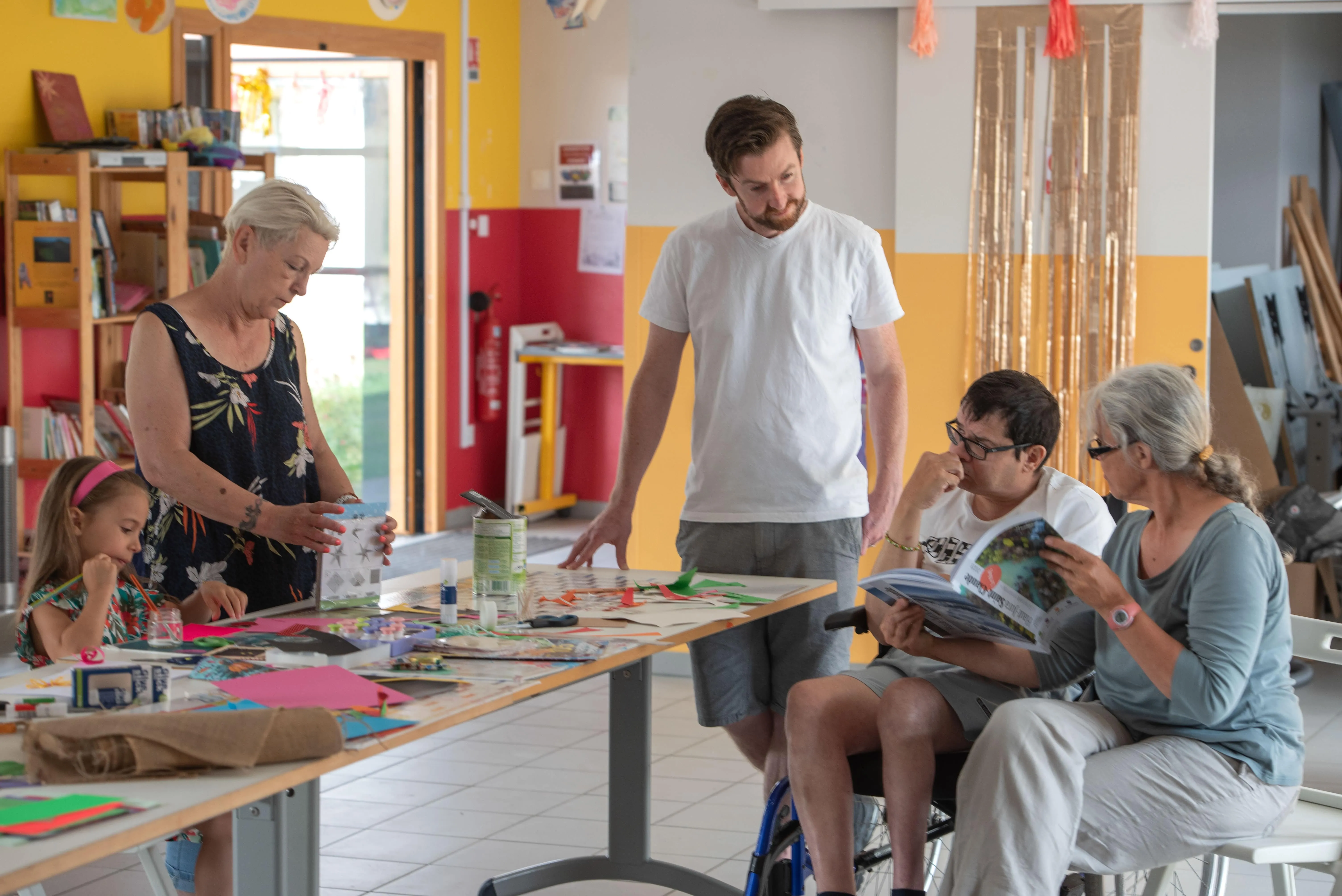 Des personnes séjournant au VRF Les Cizes profitant des activités manuelles proposées