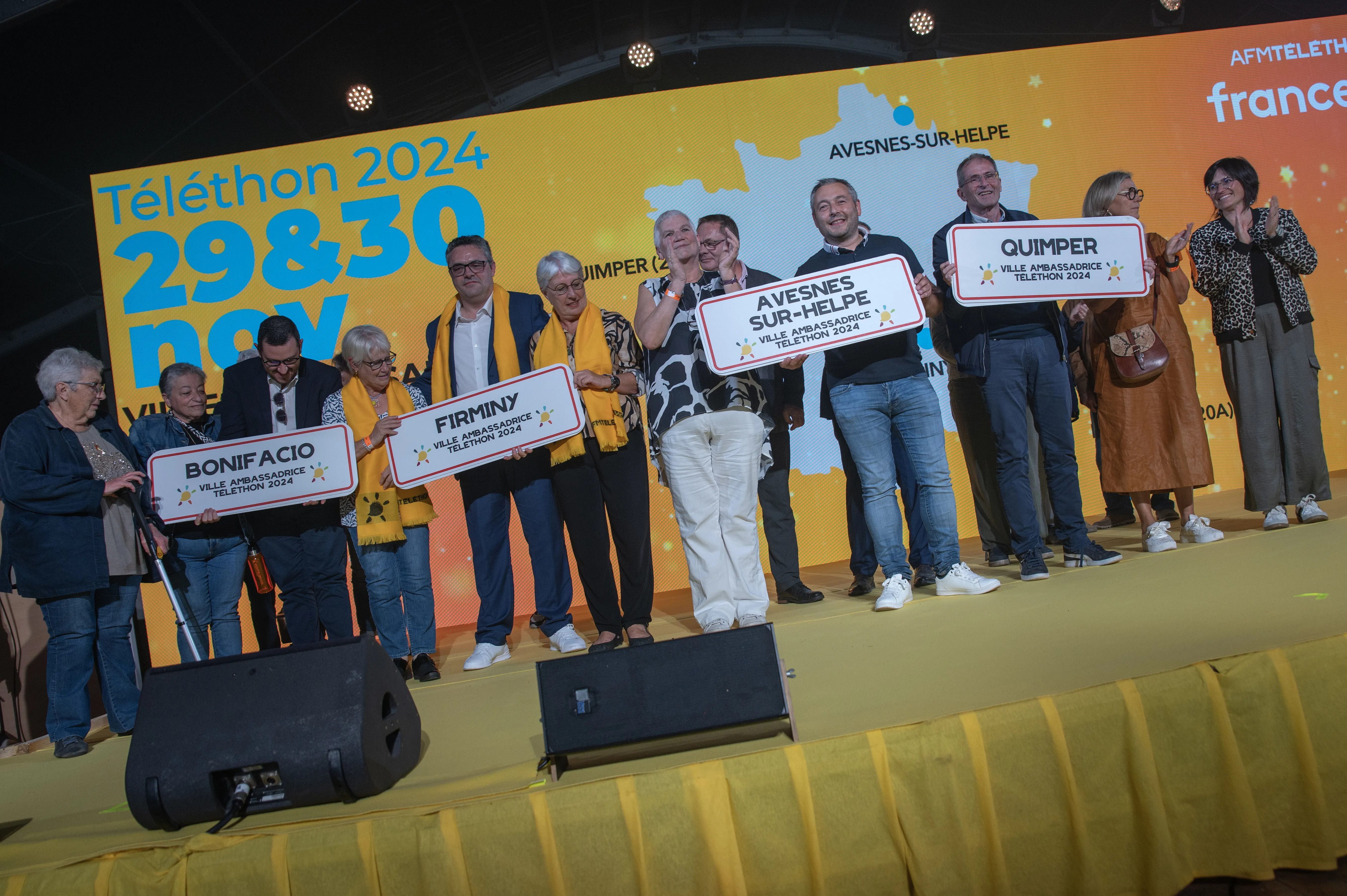 Les 4 villes ambassadrices sur scène lors de la Fête des Bénévoles à Évry