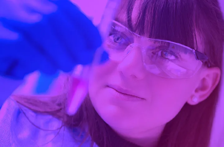 Une chercheuse de l'un des laboratoires de l'AFM-Téléthon