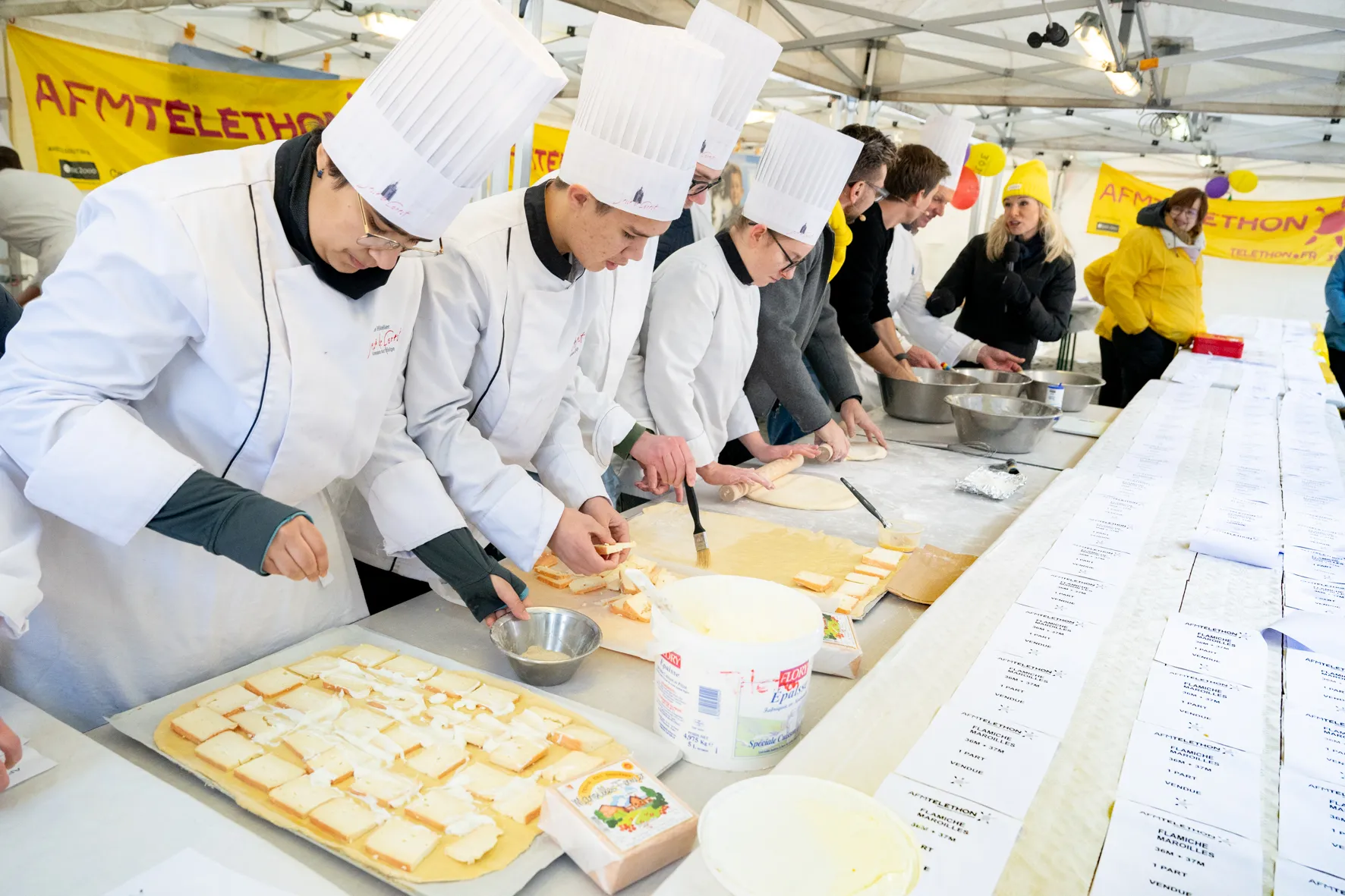À Avesnes-sur-Helpe, apprentis chefs et bénévoles préparent des spécialités locales au profit du Téléthon 2024.