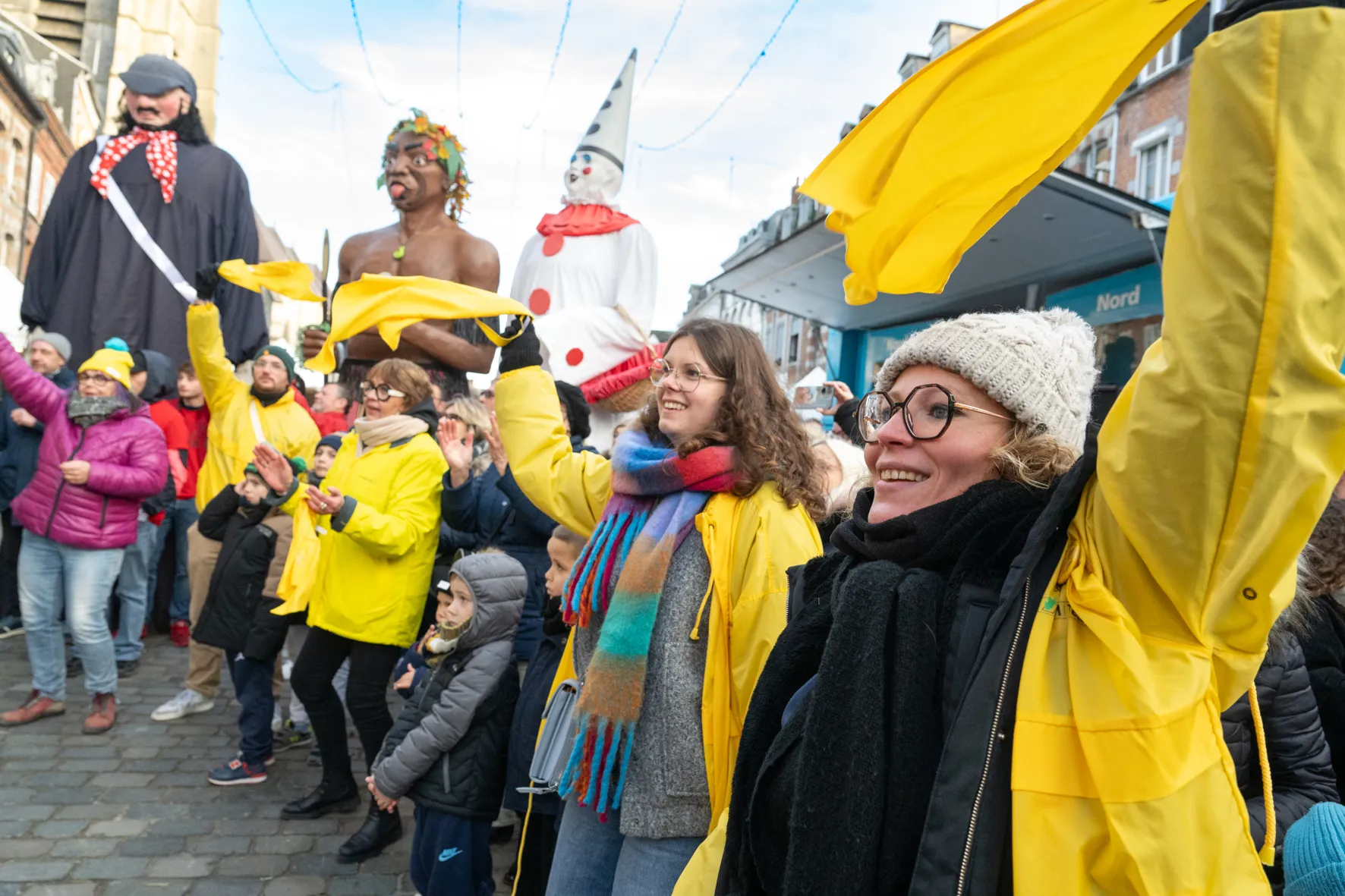 Ambiance festive à Avesnes-sur-Helpe : habitants et bénévoles agitent fièrement leurs foulards pour soutenir le Téléthon