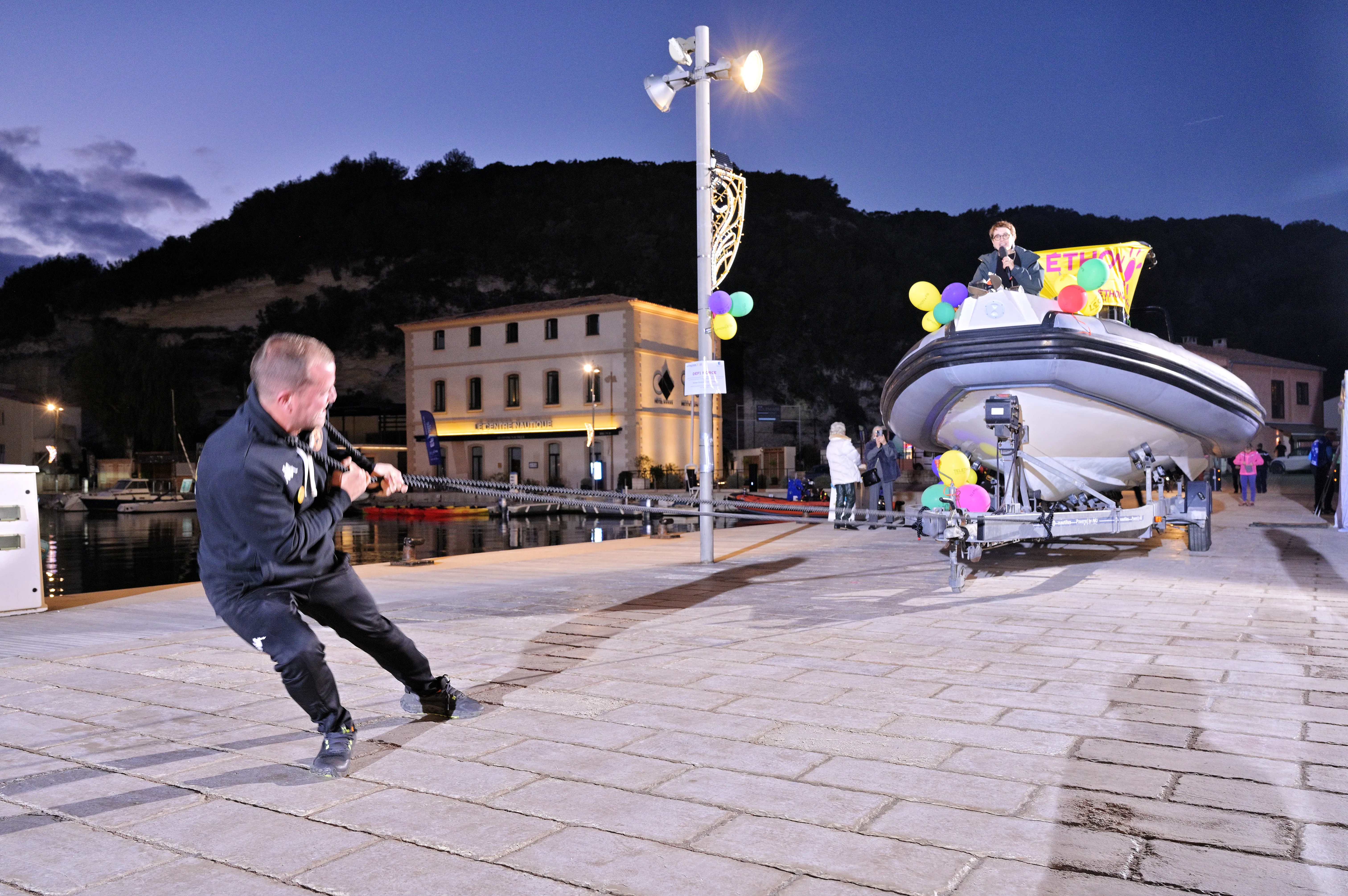 Un véritable tour de force à Bonifacio : tirer un bateau pour soutenir le Téléthon 2024 et montrer que la solidarité n’a pas de limites.
