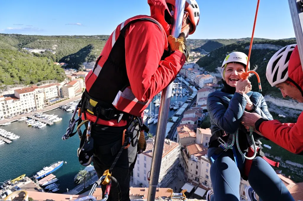 Sensations fortes à Bonifacio avec une descente en rappel au-dessus du port pour soutenir le Téléthon 2024