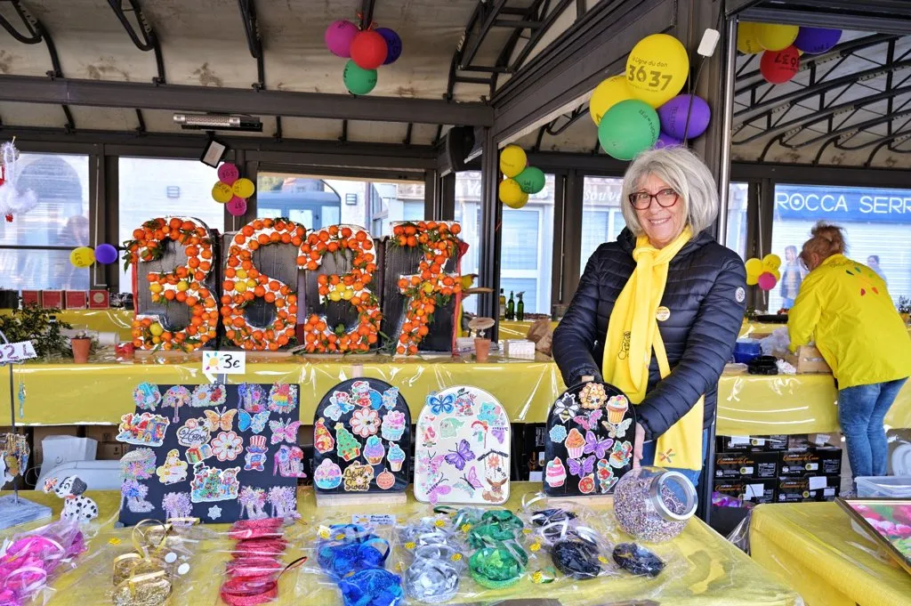 Stand coloré et créatif à Bonifacio avec la mise en avant de créations artisanales pour soutenir le Téléthon et rappeler le numéro solidaire 3637