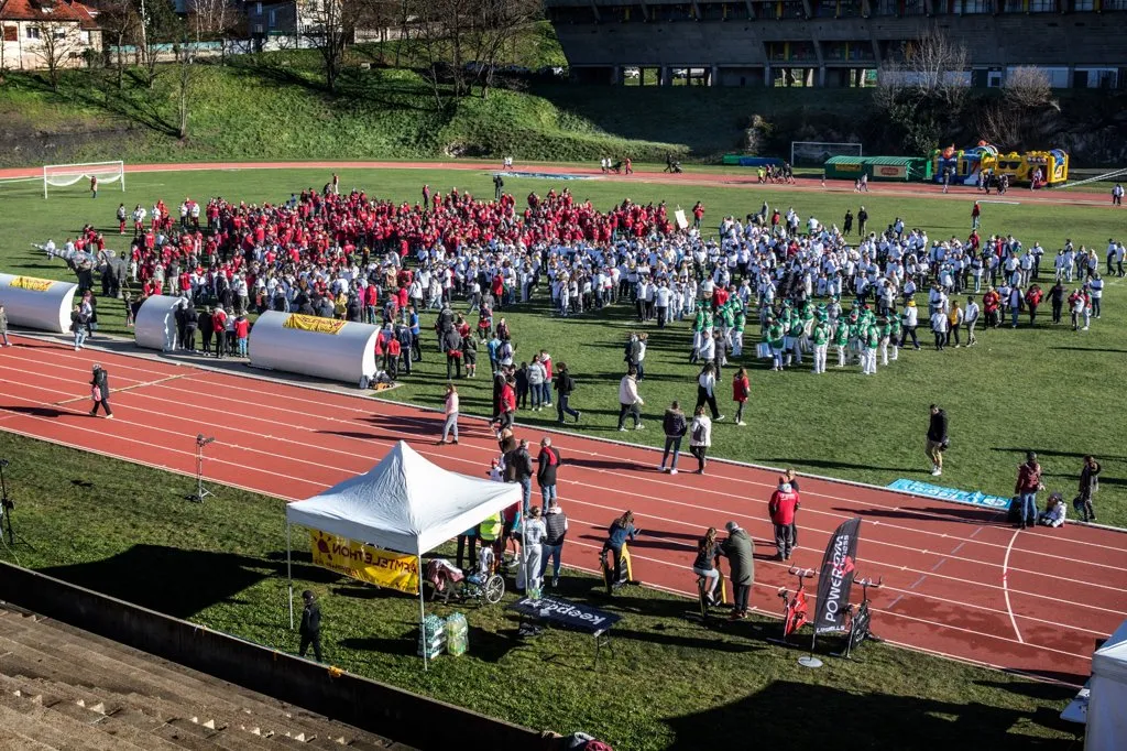 À Firminy, sur le terrain de rugby du stade Le Corbusier, des participants se rassemblent pour former la plus grande mêlée en soutien au Téléthon 2024