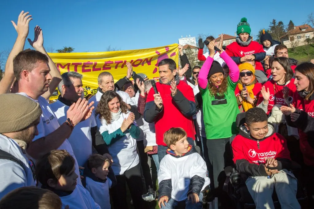 Ambiance festive à Firminy : habitants, enfants et bénévoles unis pour célébrer la solidarité lors du Téléthon