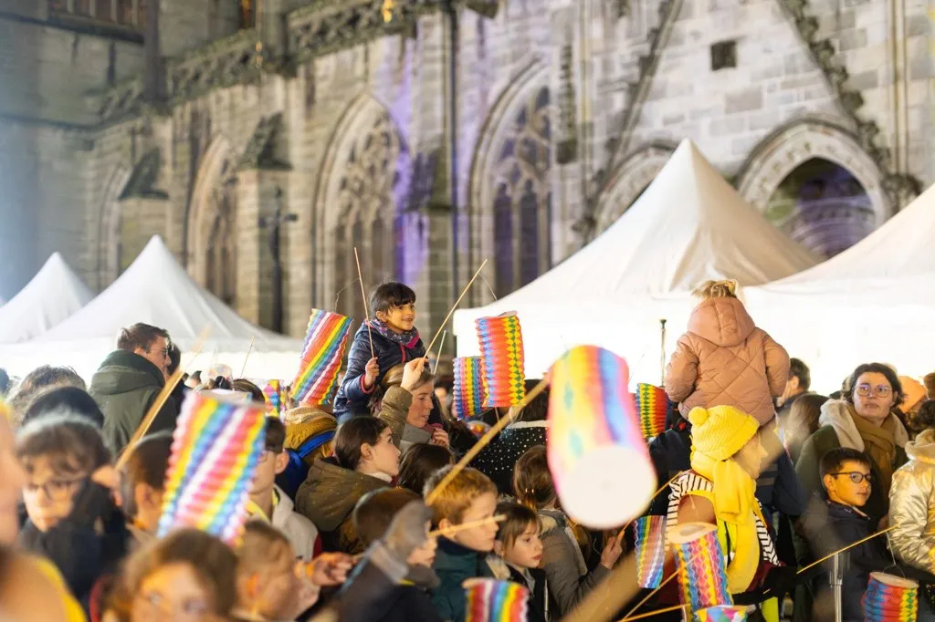 À Quimper, la magie du Téléthon illumine la soirée : des lanternes colorées portées par des enfants émerveillés devant la cathédrale.