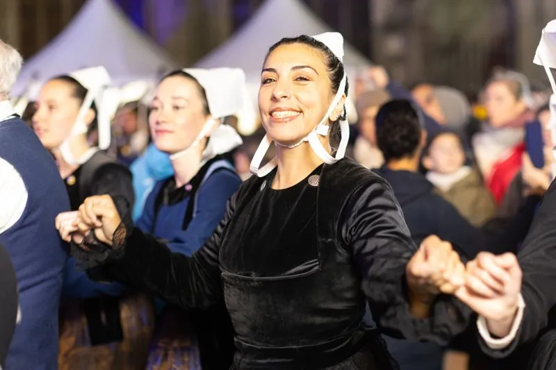 Les danseurs bretons illuminent la soirée à Quimper avec leurs costumes traditionnels.