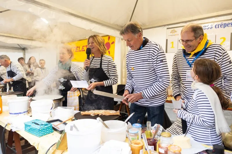 À Quimper, les bénévoles préparent des crêpes avec entrain pour le Téléthon.