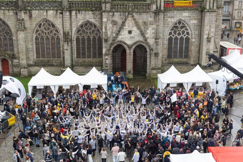 Une vue spectaculaire de l'église de Quimper entourée des festivités du Téléthon 2024