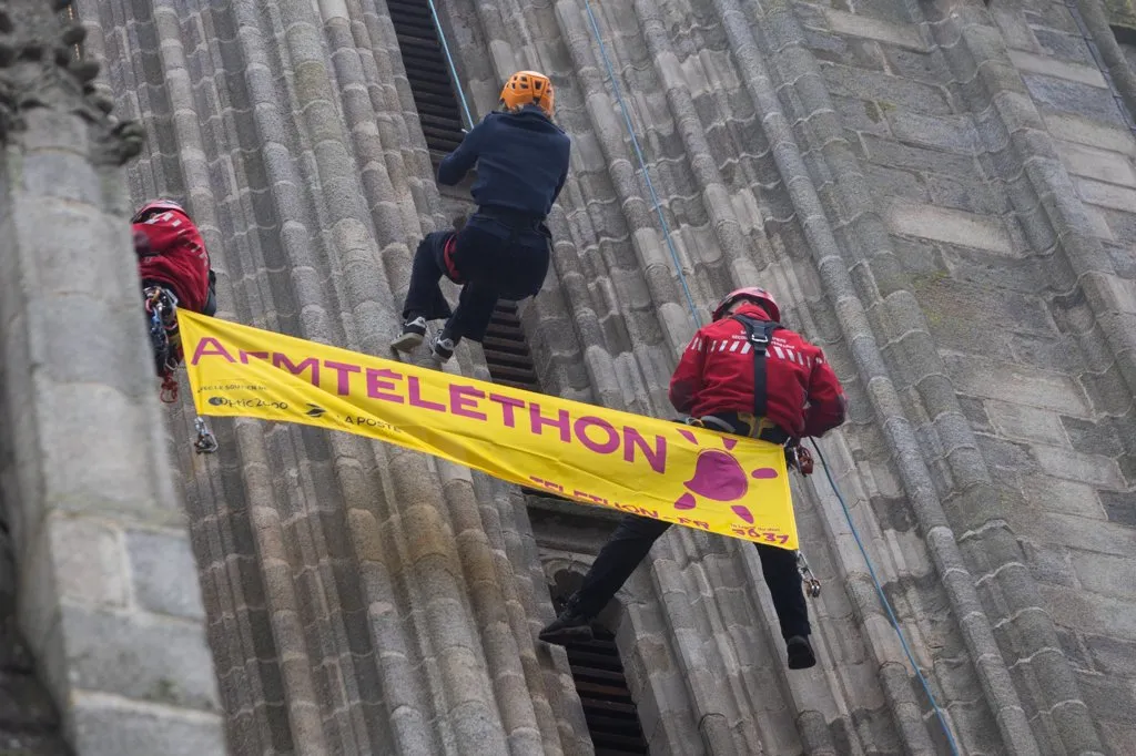 Carole Gaessler descend en rappel la cathédrale de Quimper pour soutenir le Téléthon 2024.