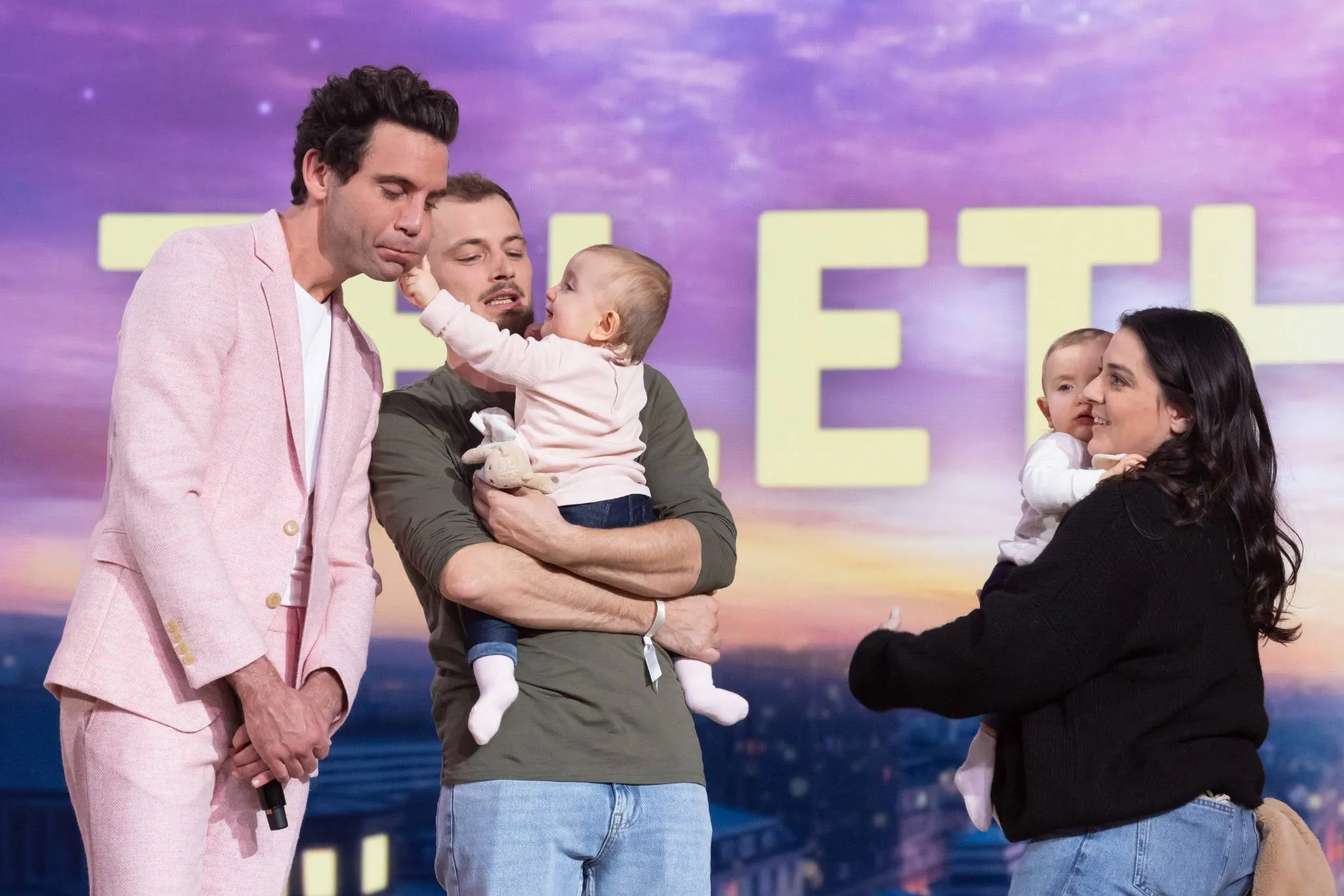 Mika partage un instant de douceur avec une des jumelles ambassadrices du Téléthon 2024