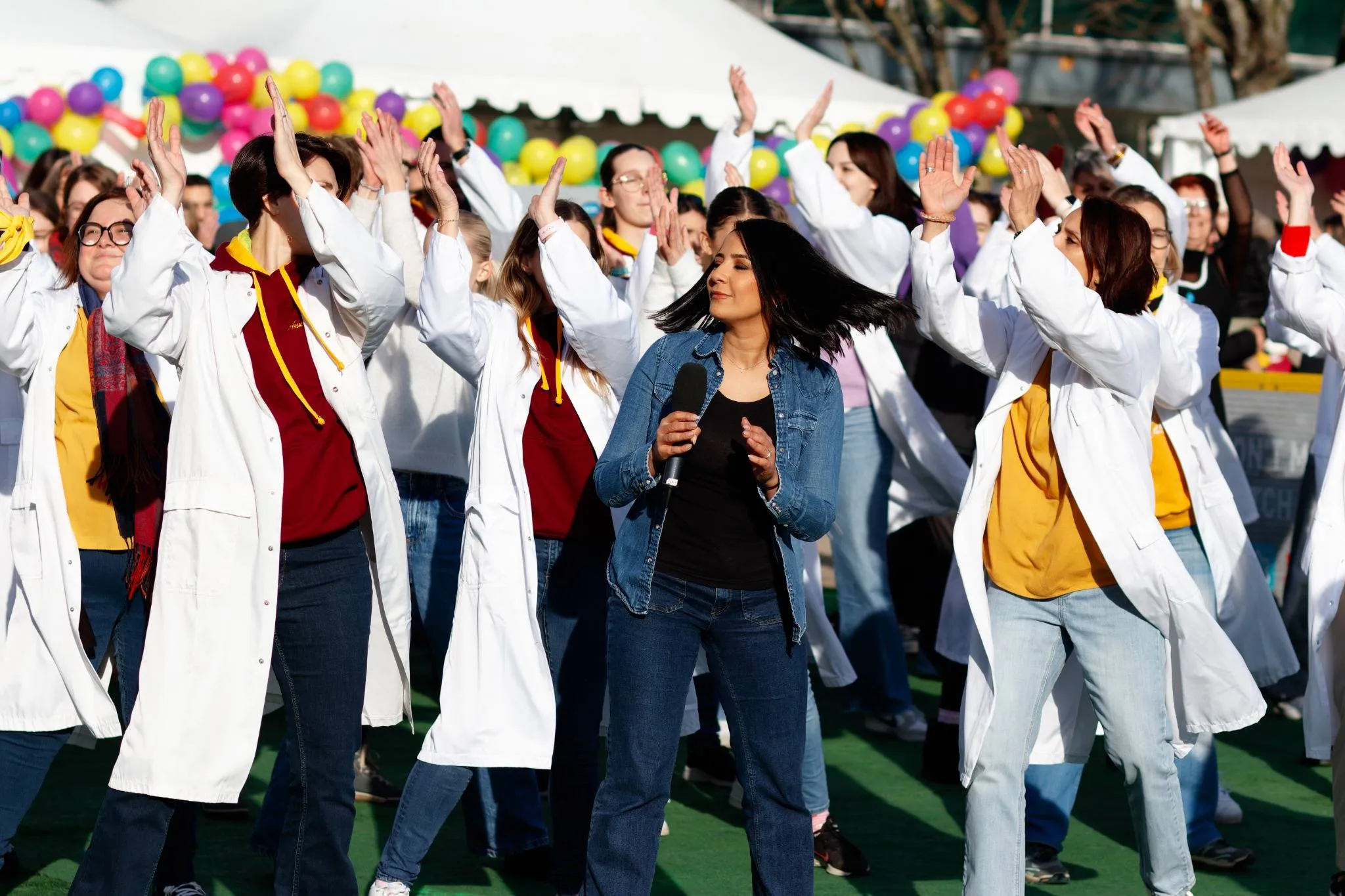 Les chercheurs se déhanchent pour le Téléthon 2024 !  Une belle énergie pour soutenir la recherche et les malades.