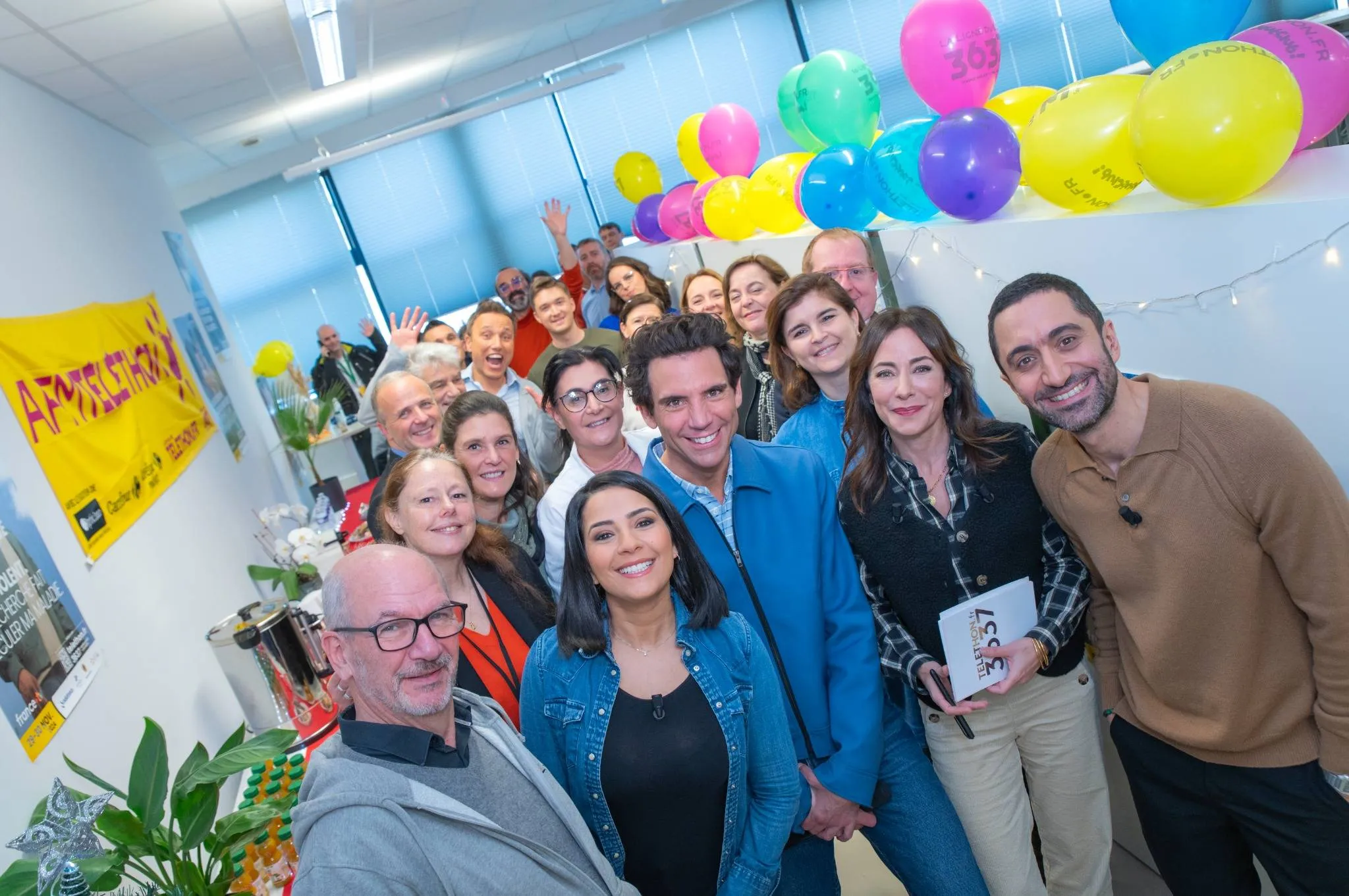 Instant photo avec Mika,  les invités et les animateurs après l'émission spéciale "Au coeur des labos" dans le laboratoire I-Stem à Evry