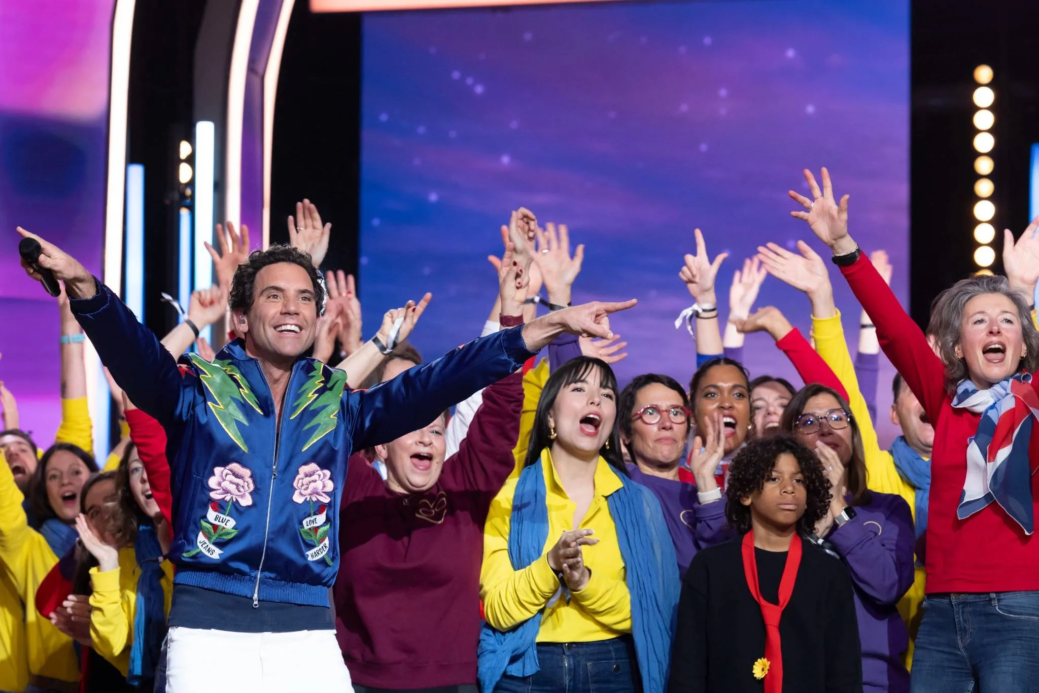 Mika, entouré des membres de la Chorale, célèbre la force et l'énergie collective du Téléthon 2024