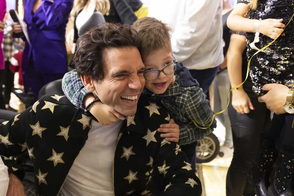 Étoiles plein les yeux, Jules, ancien ambassadeur du Téléthon, partage un moment privilégié avec Mika