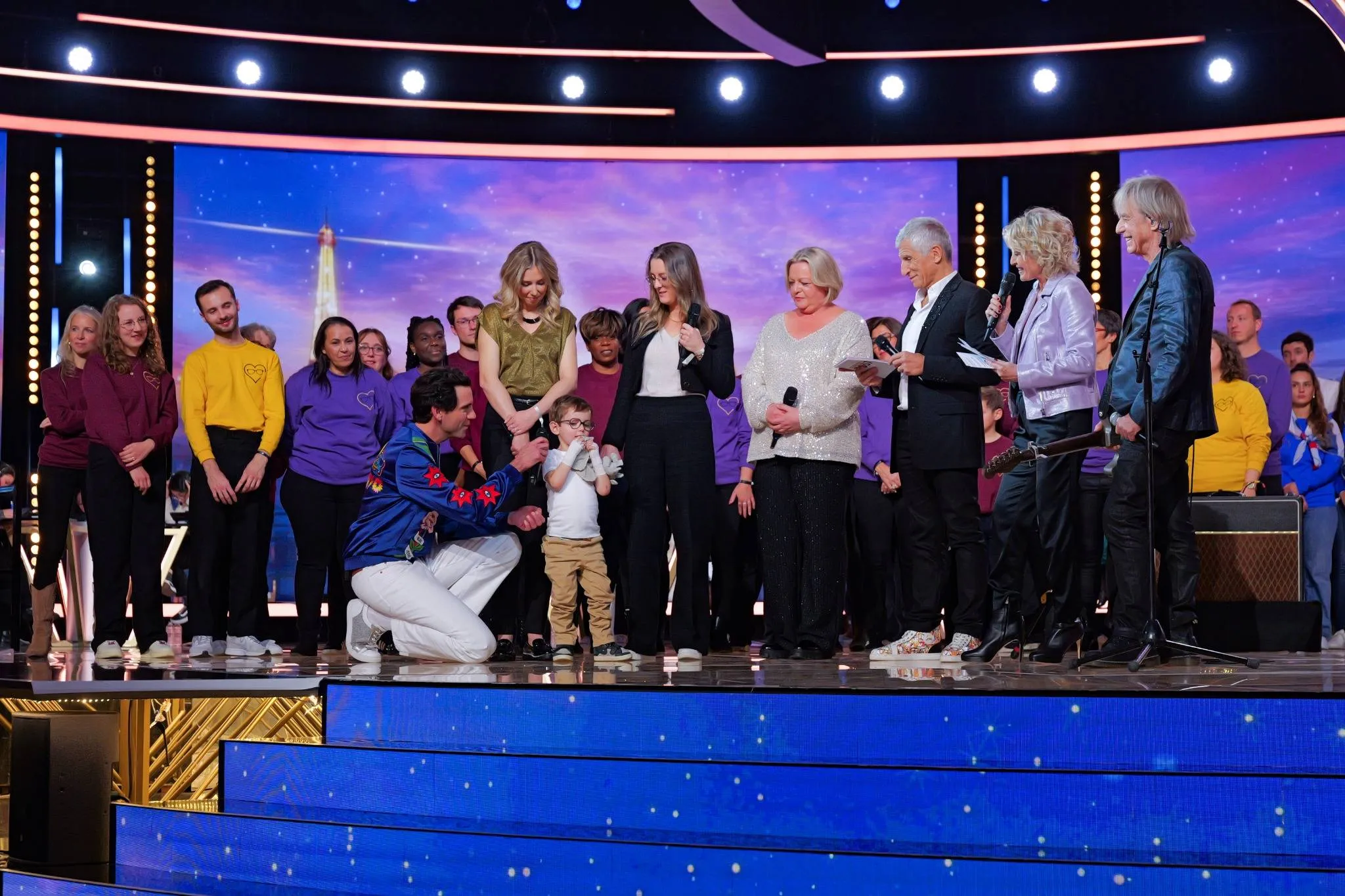 Paul, au centre de toutes les attentions, illumine le plateau du Téléthon 2024 de sa présence.