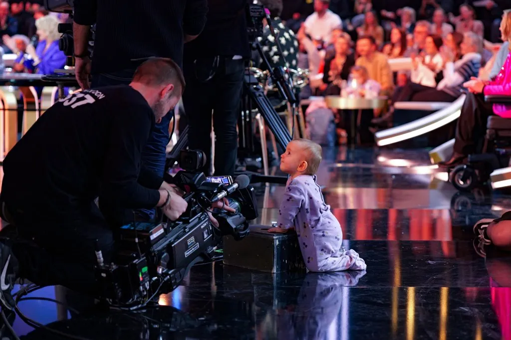 Une des jumelles ambassadrices, fascinée par la magie du plateau, découvre les coulisses du Téléthon 2024