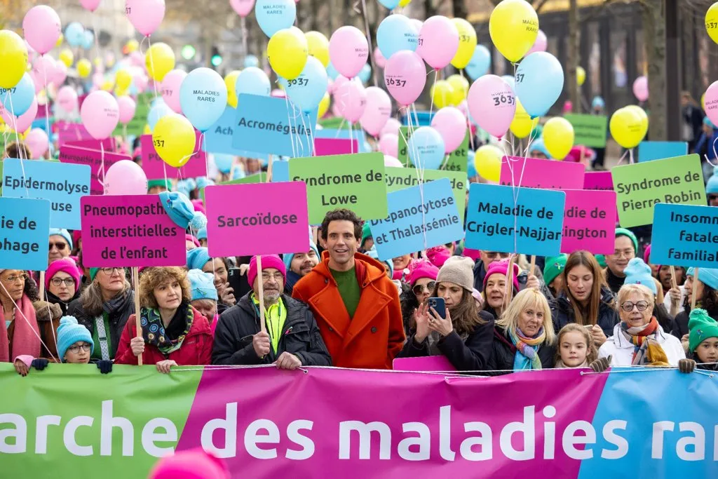 Mika, parrain du Téléthon 2024, aux côtés des familles et des malades lors de la Marche des Maladies Rares