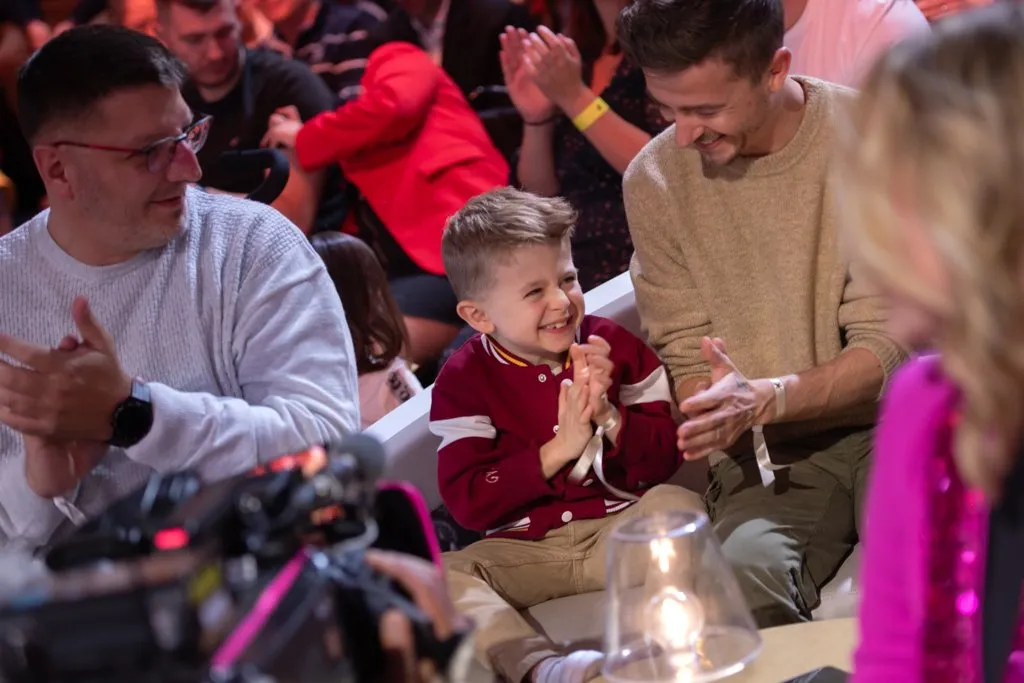 Sacha, ambassadeur du Téléthon 2024, plein de vie et d'enthousiame sur le plateau 
