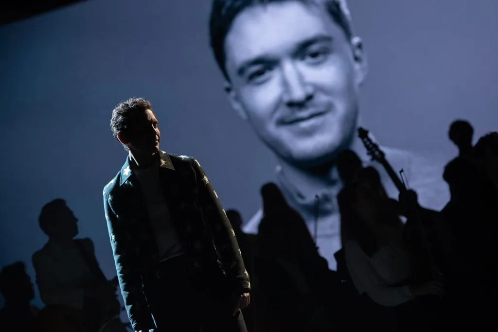 Séquence émotion lors de l'ouverture du Prime : Mika interprète "Happy Ending" dans une atmosphère poignante, en hommage aux familles ambassadrices et aux malades