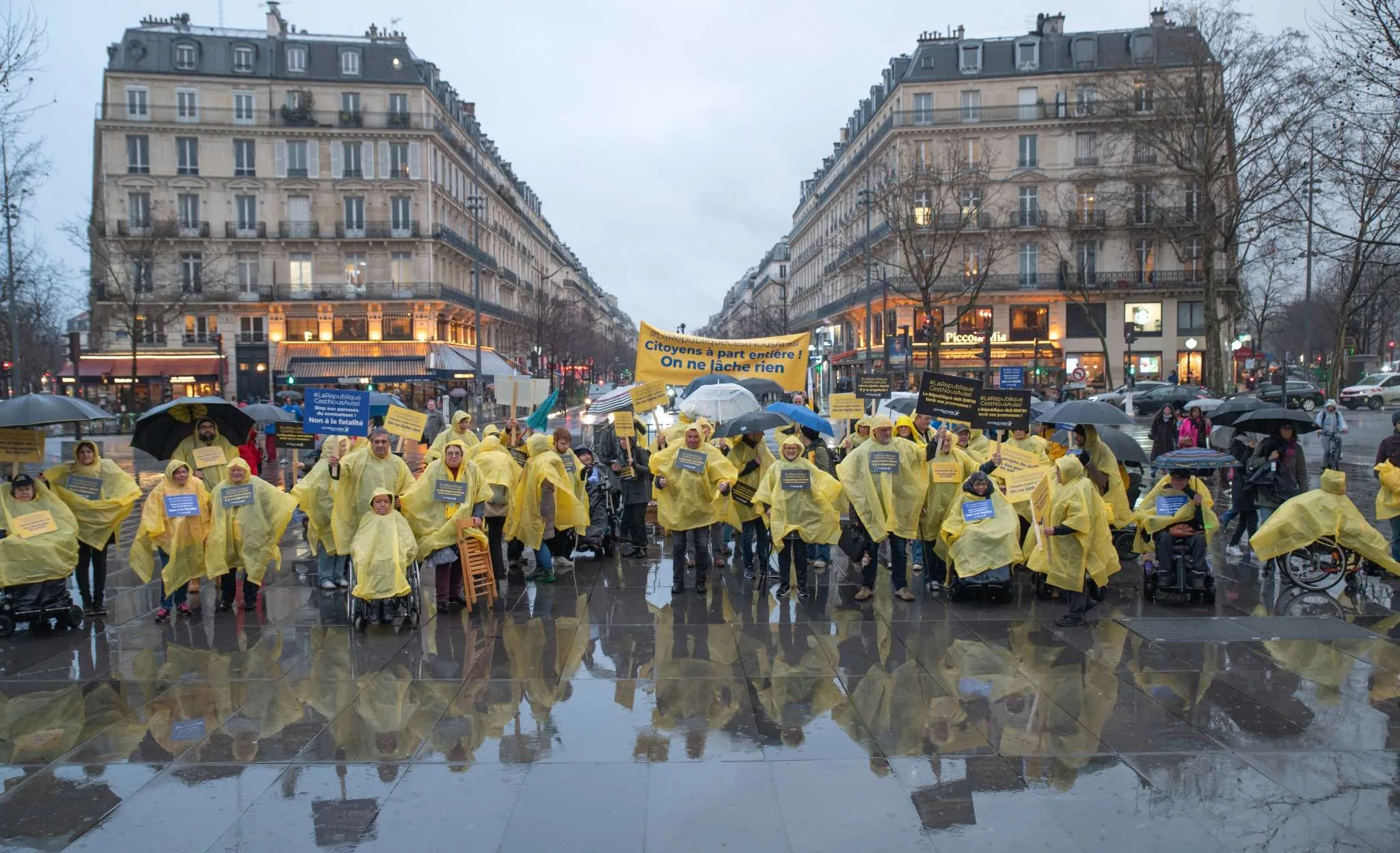 Lundi 10 février, à la veille des 20 ans de la loi du 11 février 2005 pour l’égalité des droits et des chances, la participation et la citoyenneté des personnes handicapées, 3 000 personnes, dont des membres de l'AFM-Téléthon, étaient rassemblées sur la place de la République à Paris pour appeler à l’effectivité de la loi