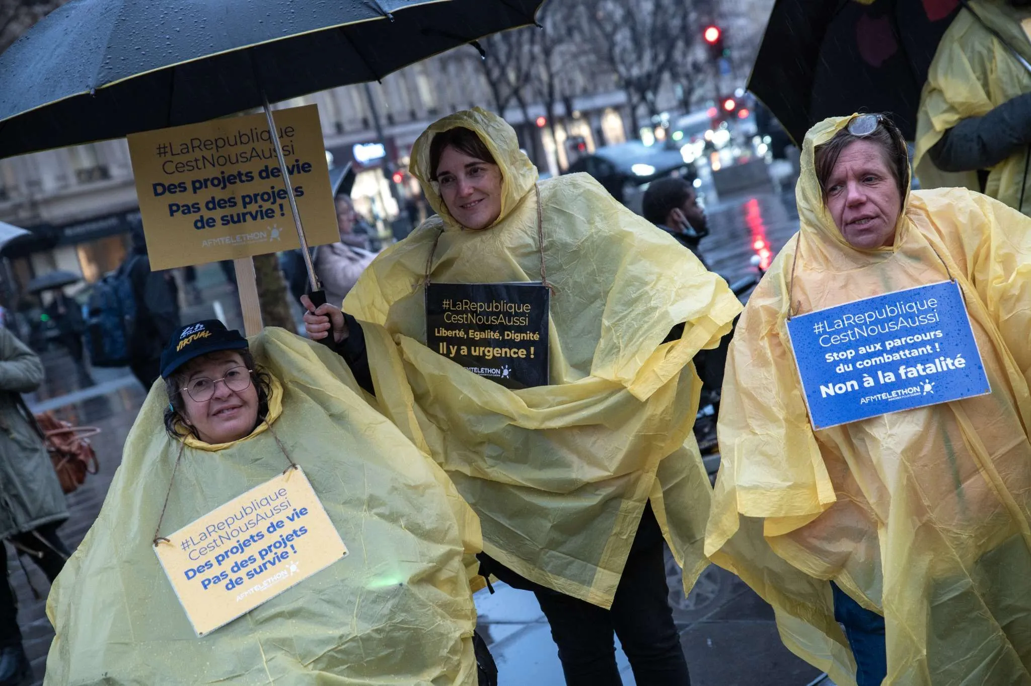 Lundi 10 février, à la veille des 20 ans de la loi du 11 février 2005 pour l’égalité des droits et des chances, la participation et la citoyenneté des personnes handicapées, 3 000 personnes, dont des membres de l'AFM-Téléthon, étaient rassemblées sur la place de la République à Paris pour appeler à l’effectivité de la loi