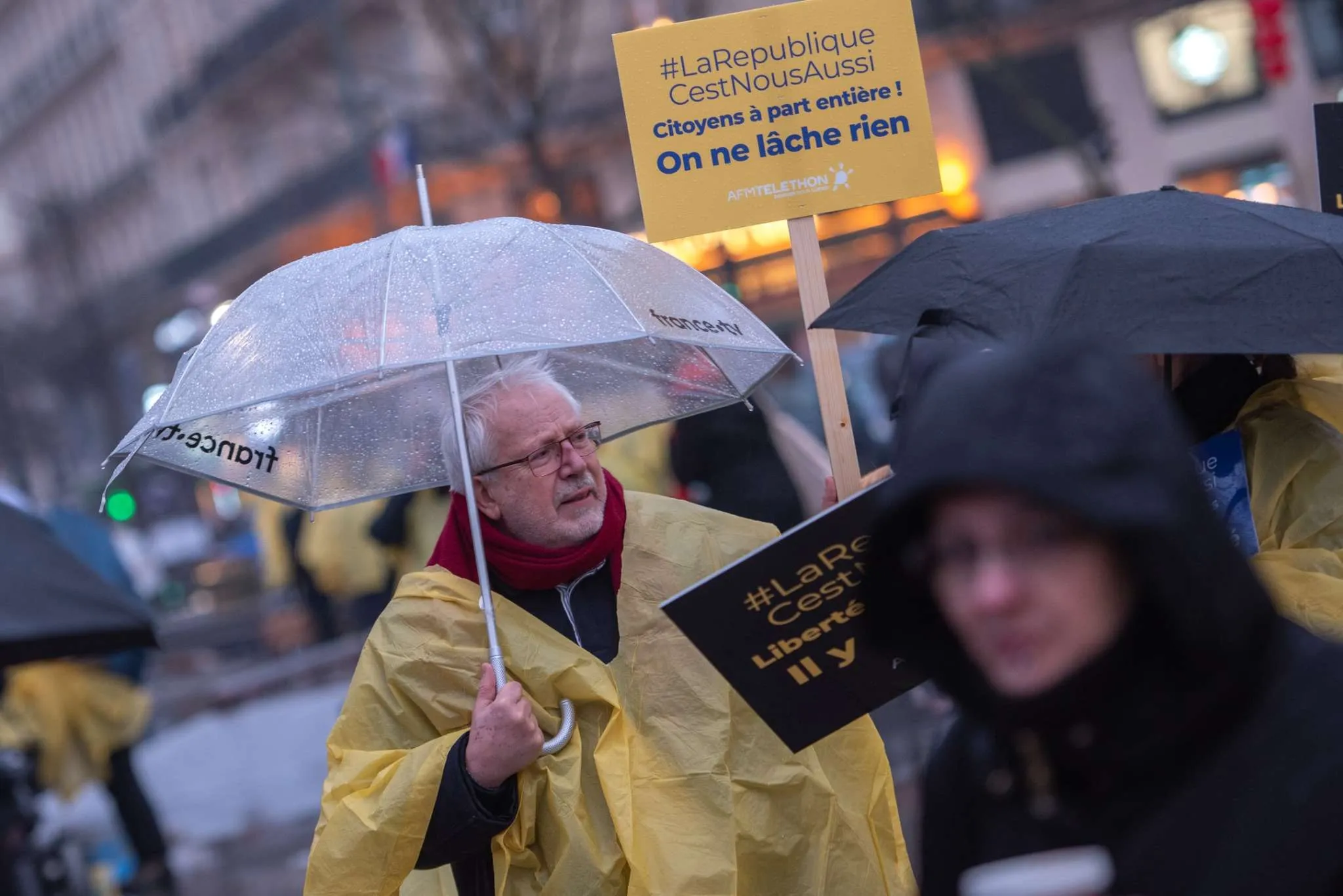 Lundi 10 février, à la veille des 20 ans de la loi du 11 février 2005 pour l’égalité des droits et des chances, la participation et la citoyenneté des personnes handicapées, 3 000 personnes, dont des membres de l'AFM-Téléthon, étaient rassemblées sur la place de la République à Paris pour appeler à l’effectivité de la loi