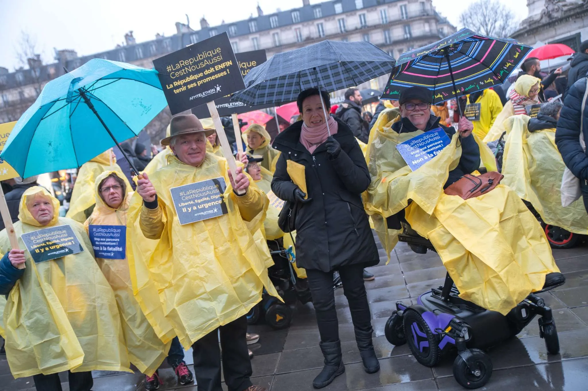 Lundi 10 février, à la veille des 20 ans de la loi du 11 février 2005 pour l’égalité des droits et des chances, la participation et la citoyenneté des personnes handicapées, 3 000 personnes, dont des membres de l'AFM-Téléthon, étaient rassemblées sur la place de la République à Paris pour appeler à l’effectivité de la loi