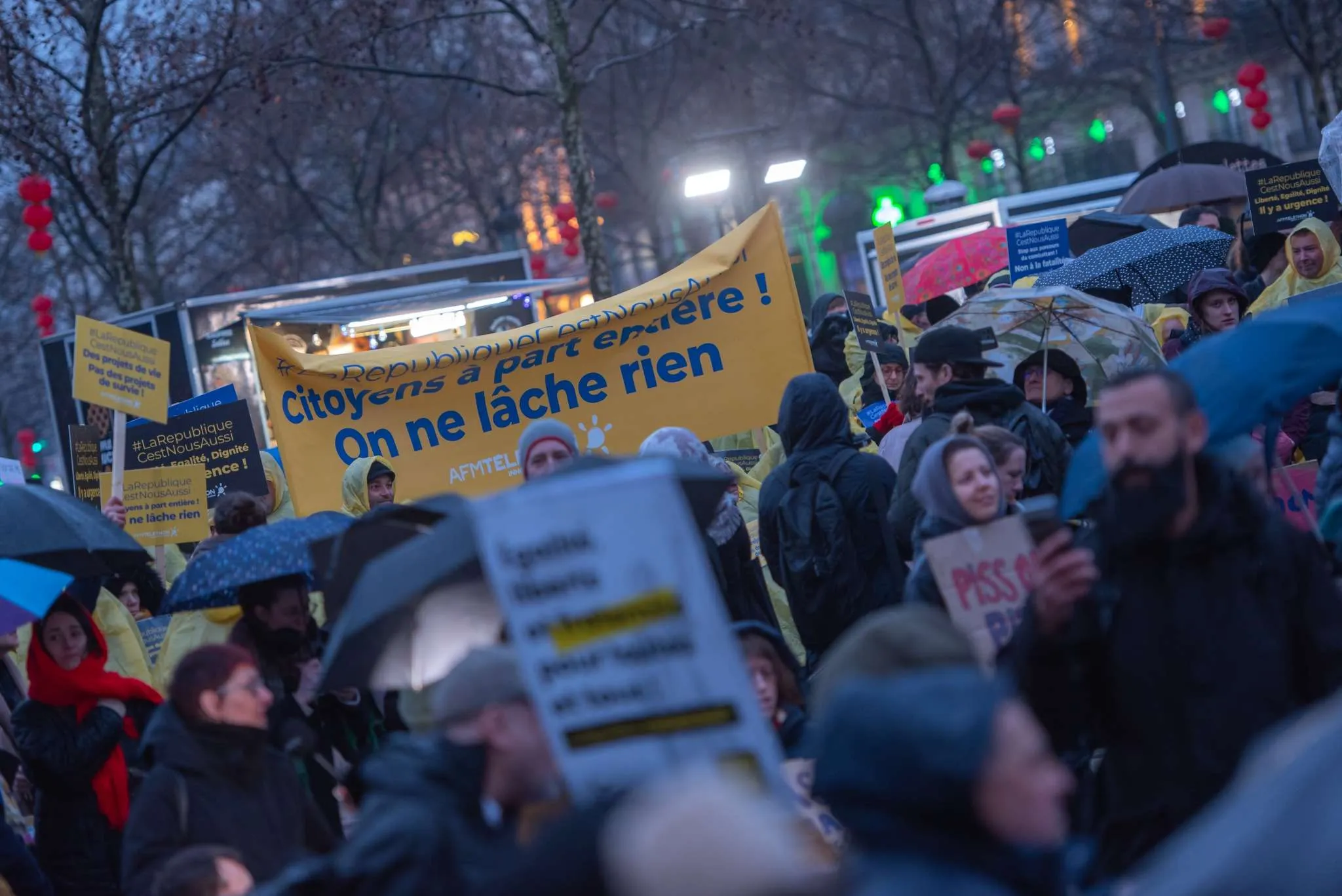 Lundi 10 février, à la veille des 20 ans de la loi du 11 février 2005 pour l’égalité des droits et des chances, la participation et la citoyenneté des personnes handicapées, 3 000 personnes, dont des membres de l'AFM-Téléthon, étaient rassemblées sur la place de la République à Paris pour appeler à l’effectivité de la loi