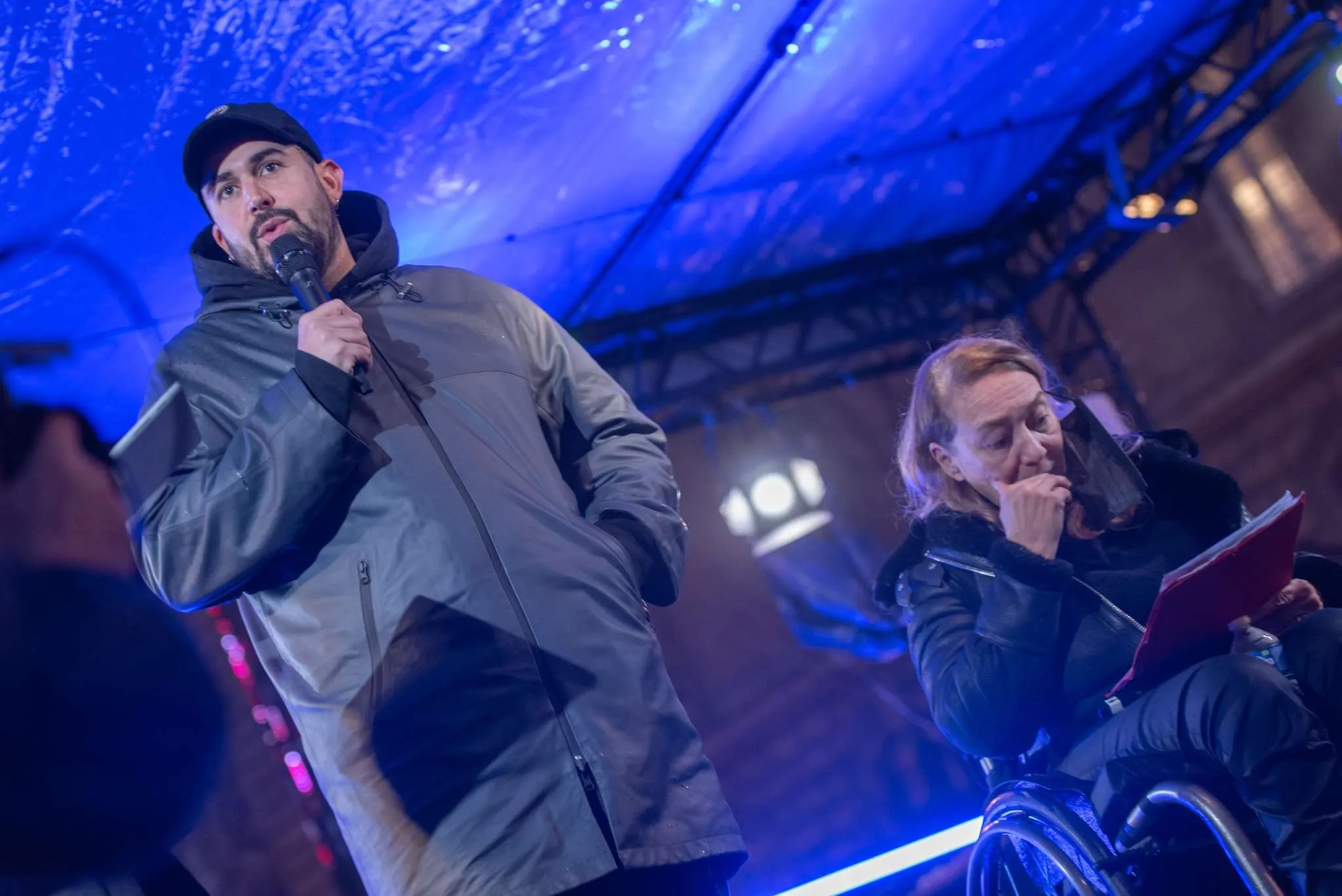 Lundi 10 février, à la veille des 20 ans de la loi du 11 février 2005 pour l’égalité des droits et des chances, la participation et la citoyenneté des personnes handicapées, 3 000 personnes, dont des membres de l'AFM-Téléthon, étaient rassemblées sur la place de la République à Paris pour appeler à l’effectivité de la loi