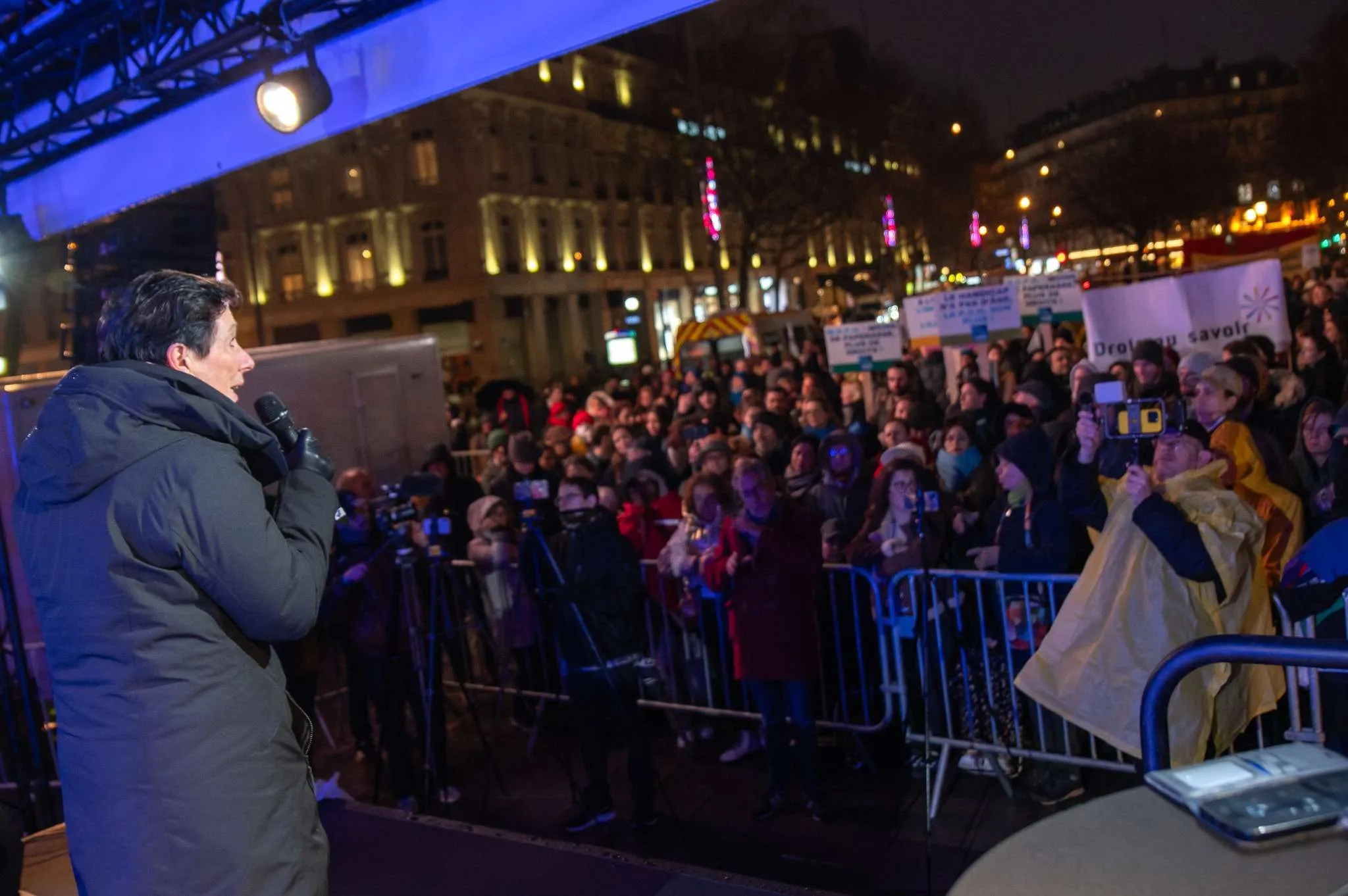 Lundi 10 février, à la veille des 20 ans de la loi du 11 février 2005 pour l’égalité des droits et des chances, la participation et la citoyenneté des personnes handicapées, 3 000 personnes, dont des membres de l'AFM-Téléthon, étaient rassemblées sur la place de la République à Paris pour appeler à l’effectivité de la loi