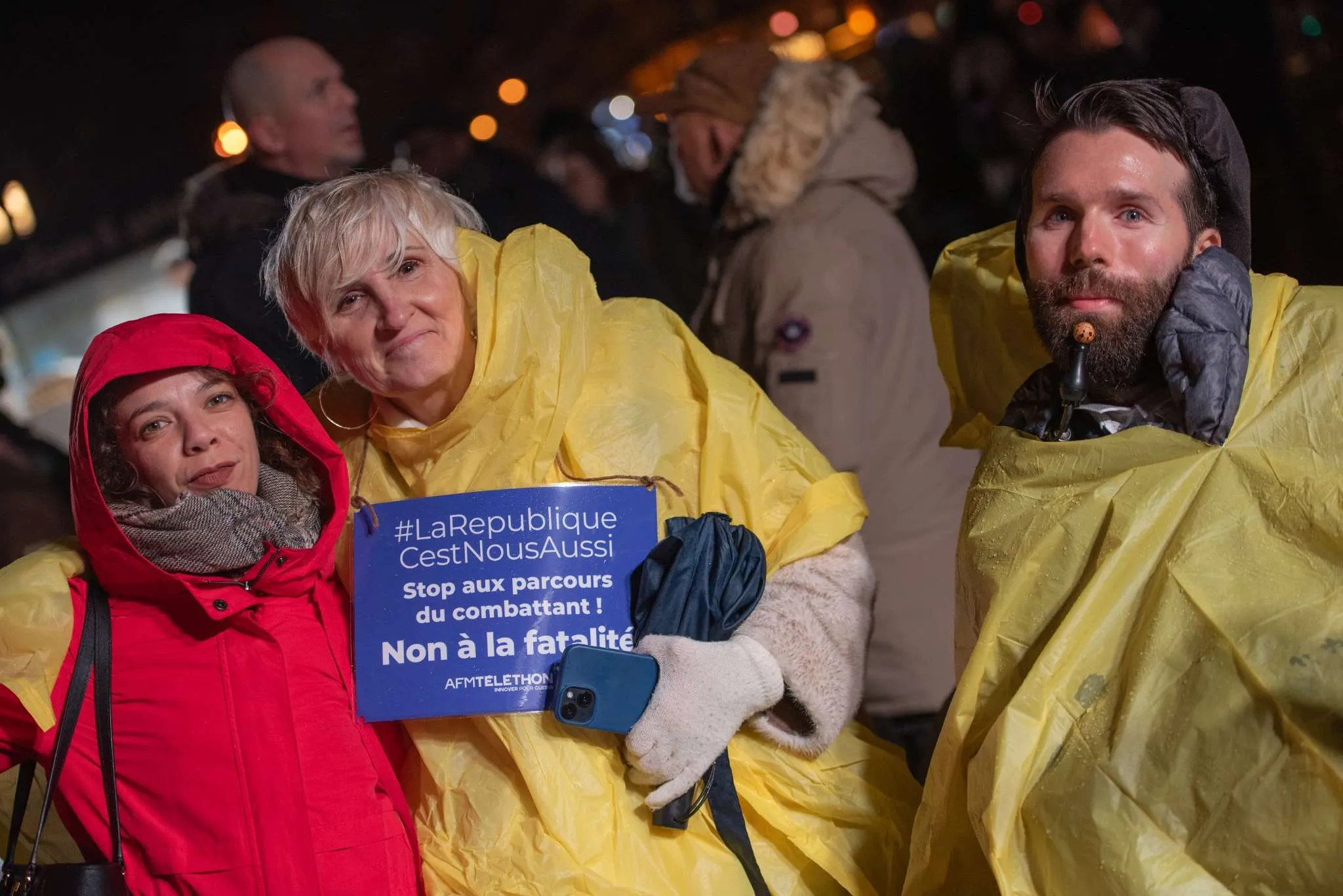 Lundi 10 février, à la veille des 20 ans de la loi du 11 février 2005 pour l’égalité des droits et des chances, la participation et la citoyenneté des personnes handicapées, 3 000 personnes, dont des membres de l'AFM-Téléthon, étaient rassemblées sur la place de la République à Paris pour appeler à l’effectivité de la loi