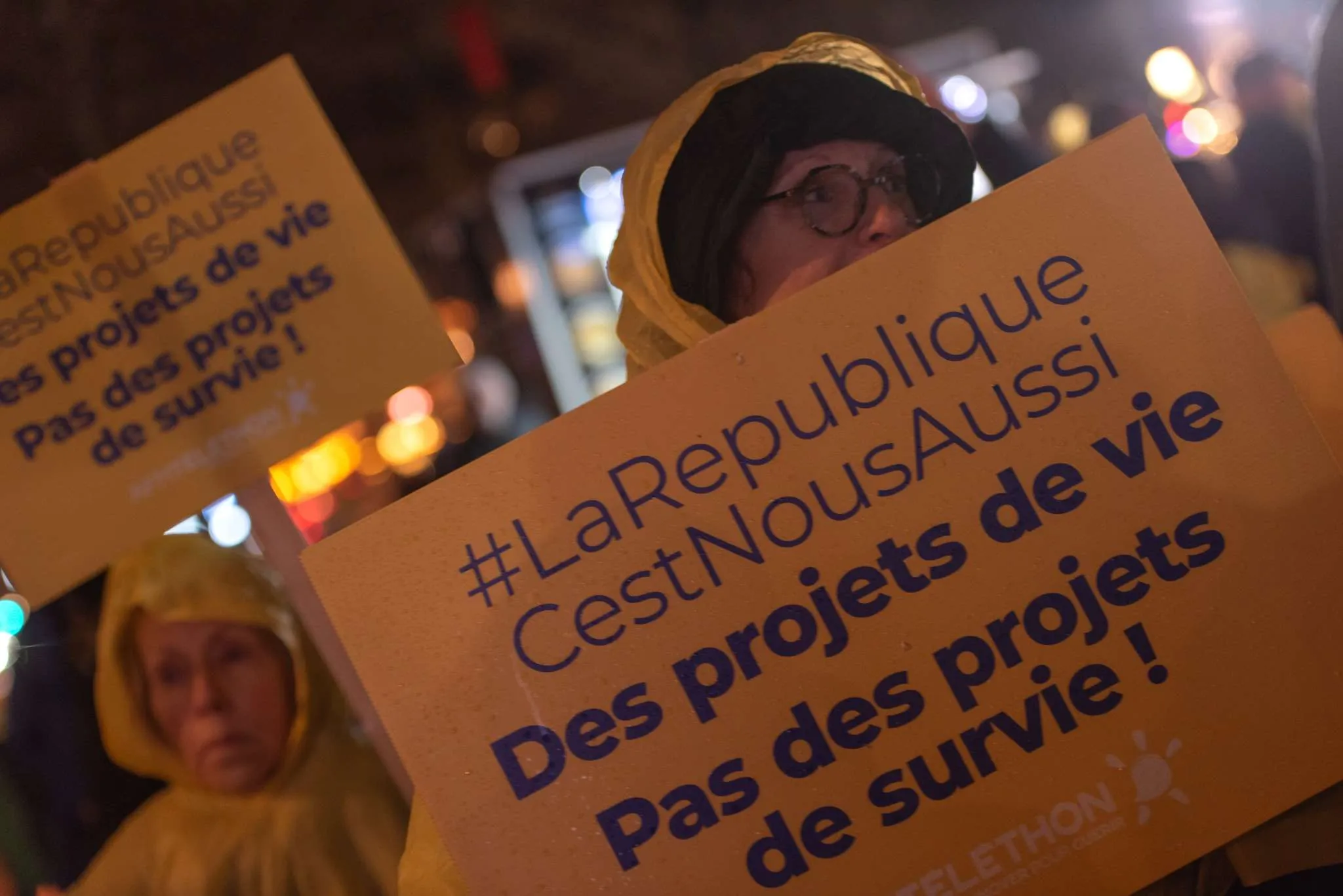 Lundi 10 février, à la veille des 20 ans de la loi du 11 février 2005 pour l’égalité des droits et des chances, la participation et la citoyenneté des personnes handicapées, 3 000 personnes, dont des membres de l'AFM-Téléthon, étaient rassemblées sur la place de la République à Paris pour appeler à l’effectivité de la loi
