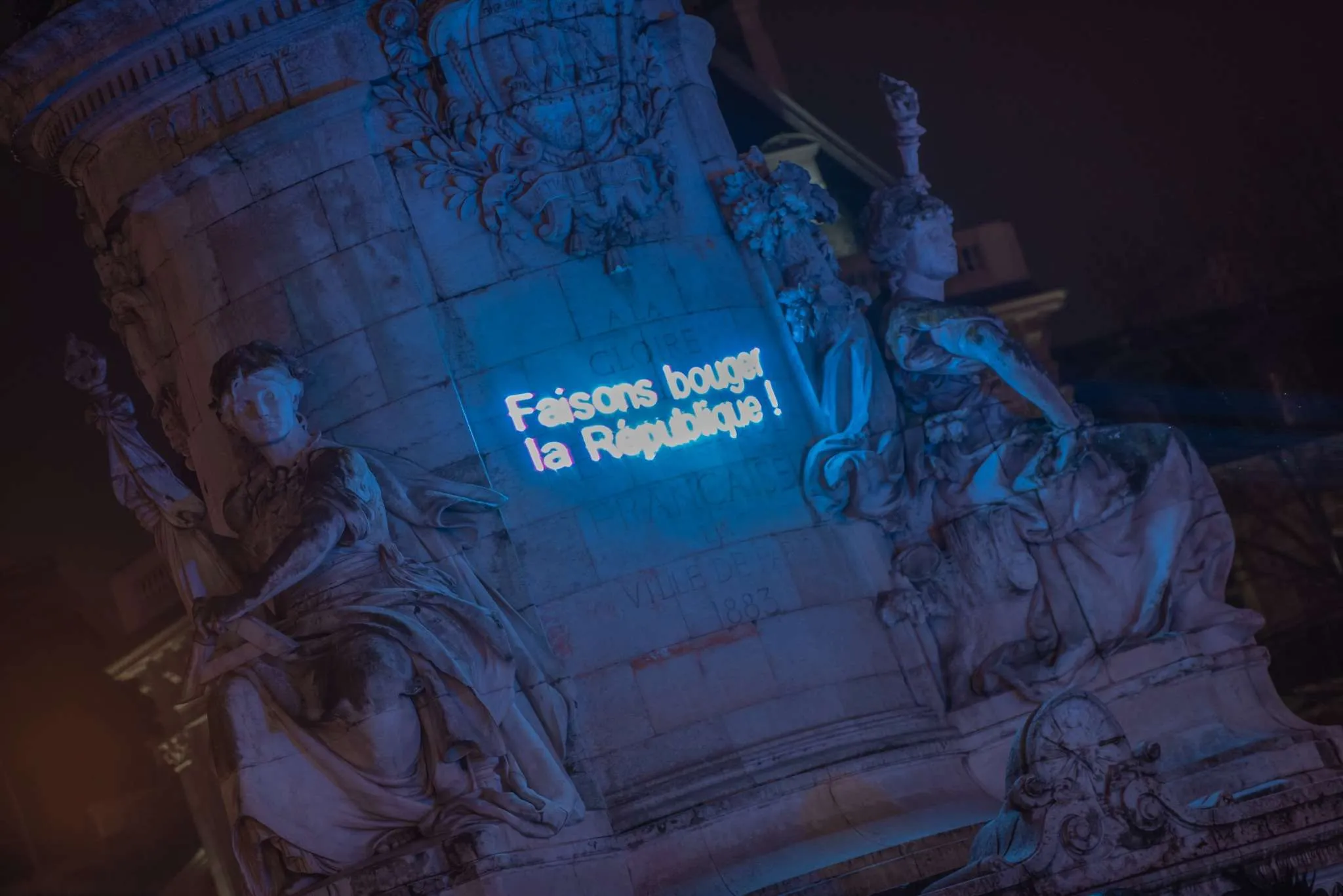 Lundi 10 février, à la veille des 20 ans de la loi du 11 février 2005 pour l’égalité des droits et des chances, la participation et la citoyenneté des personnes handicapées, 3 000 personnes, dont des membres de l'AFM-Téléthon, étaient rassemblées sur la place de la République à Paris pour appeler à l’effectivité de la loi