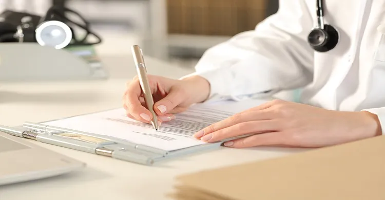 Vignette Actualité - Une femme médecin qui remplit un dossier clinique