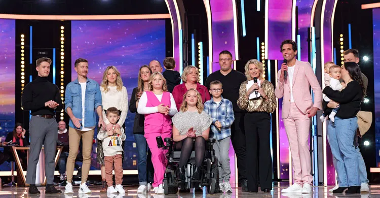 Le parrain Mika et les familles ambassadrices sur le plateau du Téléthon 2024