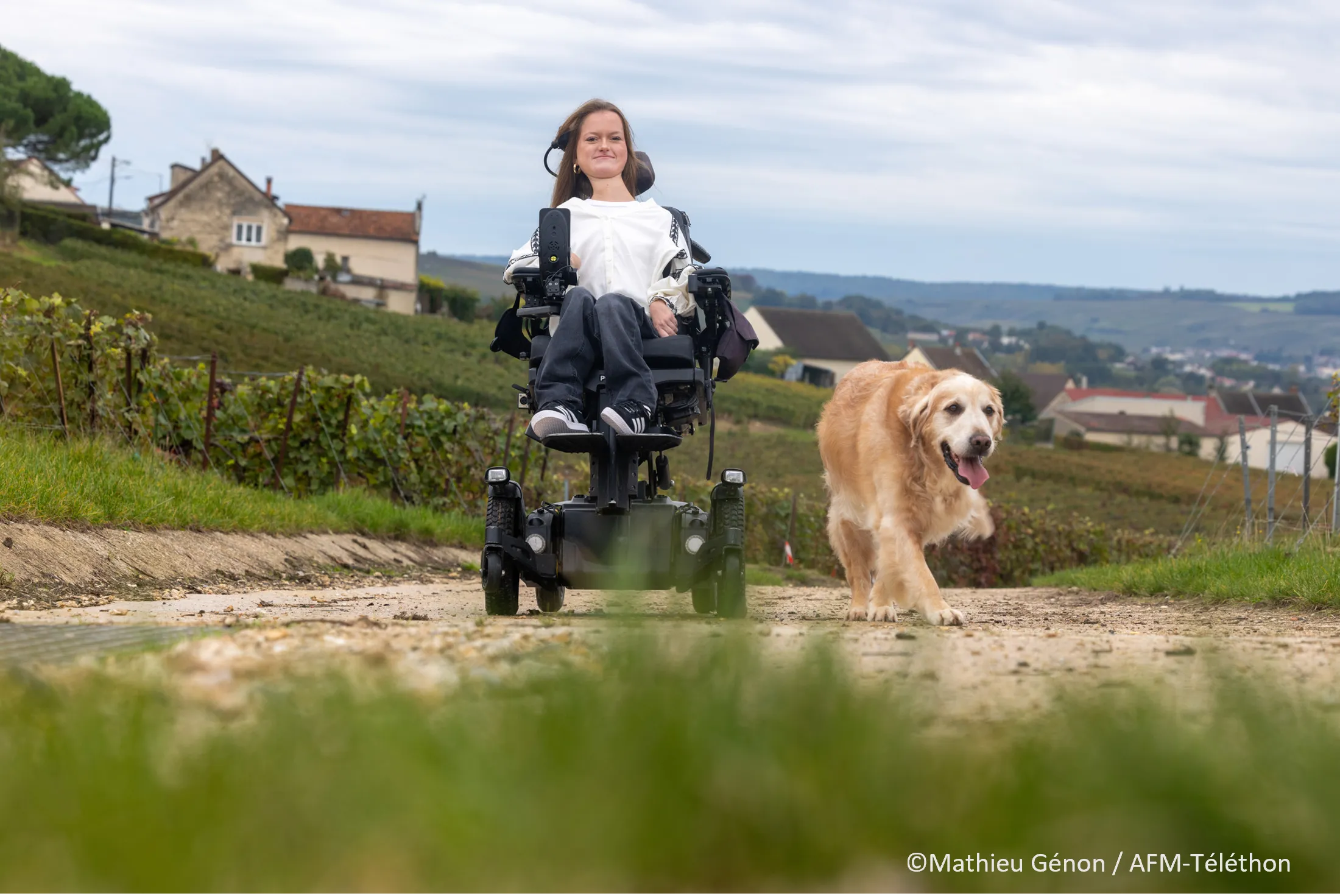 Emma Butelle, 17 ans, est ateinte d’une laminopathie. Actuellement en Terminale ST2S, elle souhaite devenir éducatrice spécialisée. En 2013, Emma et sa maman étaient l’une des familles ambassadrices du Téléthon.