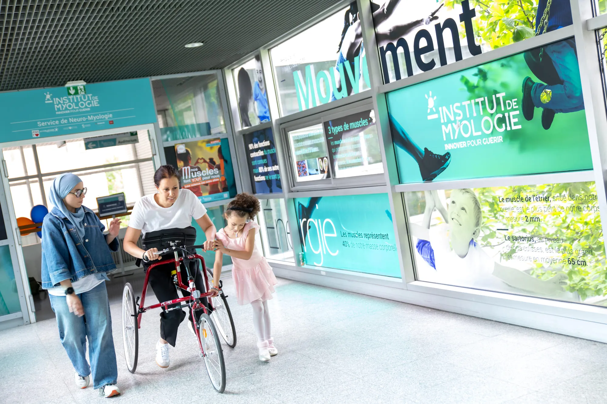 Rééducation à la marche à l’Institut de Myologie.
