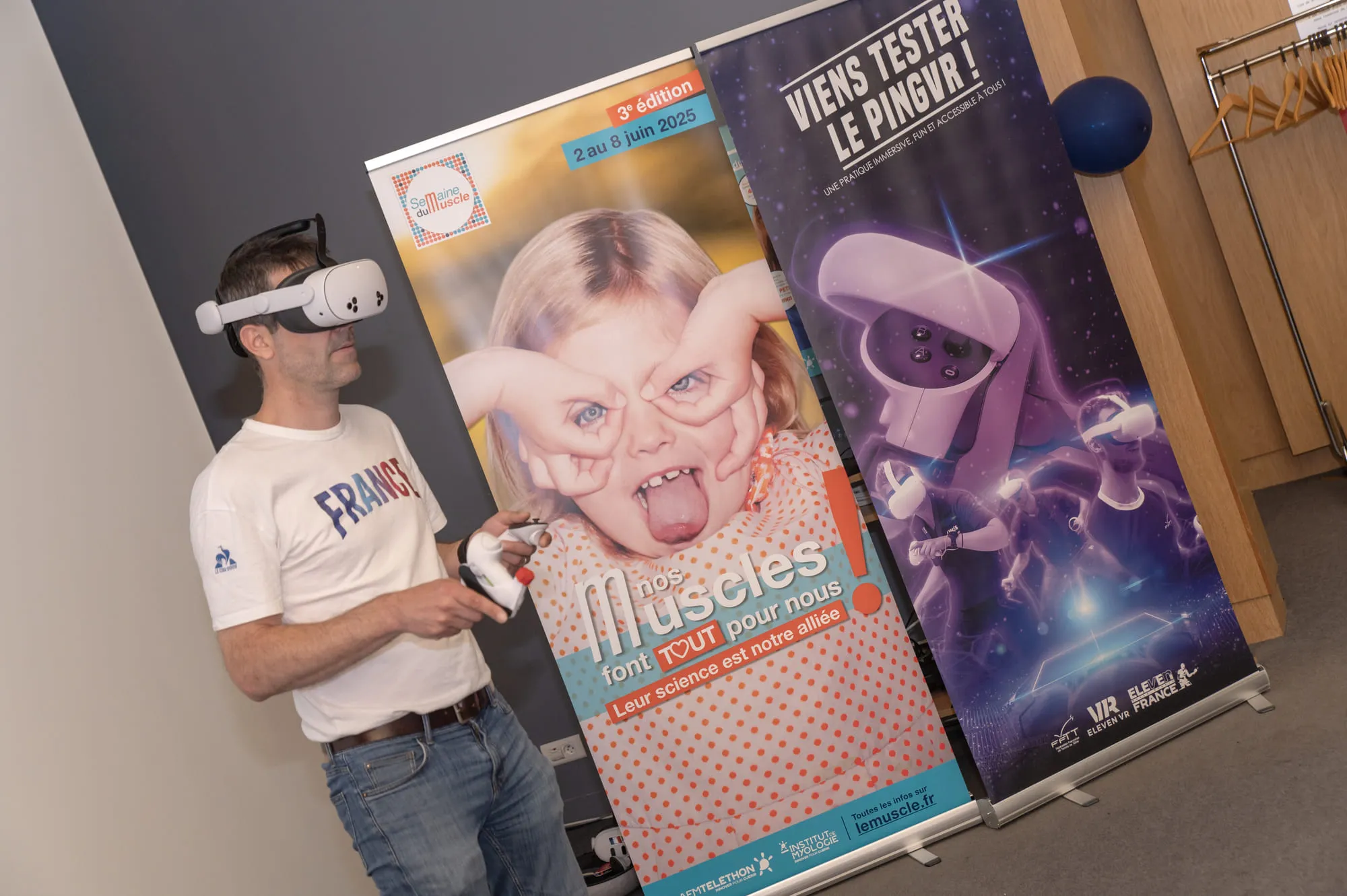 Un visiteur expérimente le PingVR, un outil de médiation scientifique qui simule le fonctionnement musculaire, dans un espace dédié à la vulgarisation scientifique lors de la semaine du muscle