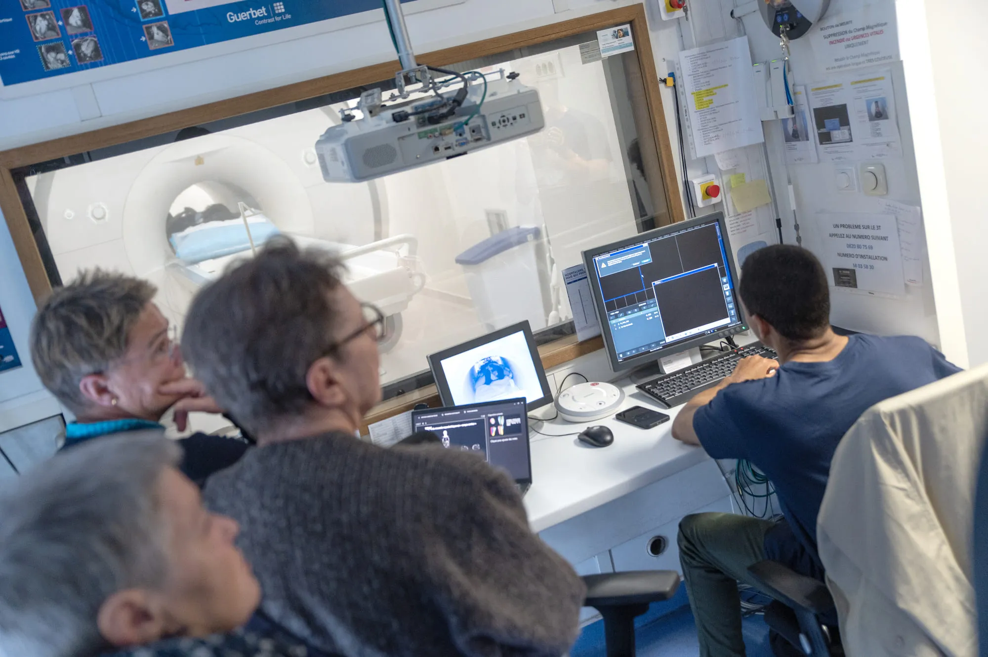 Les visiteurs assistent à une simulation d’examen d’imagerie par résonance magnétique (IRM), permettant de visualiser en direct les séquences d’acquisition.