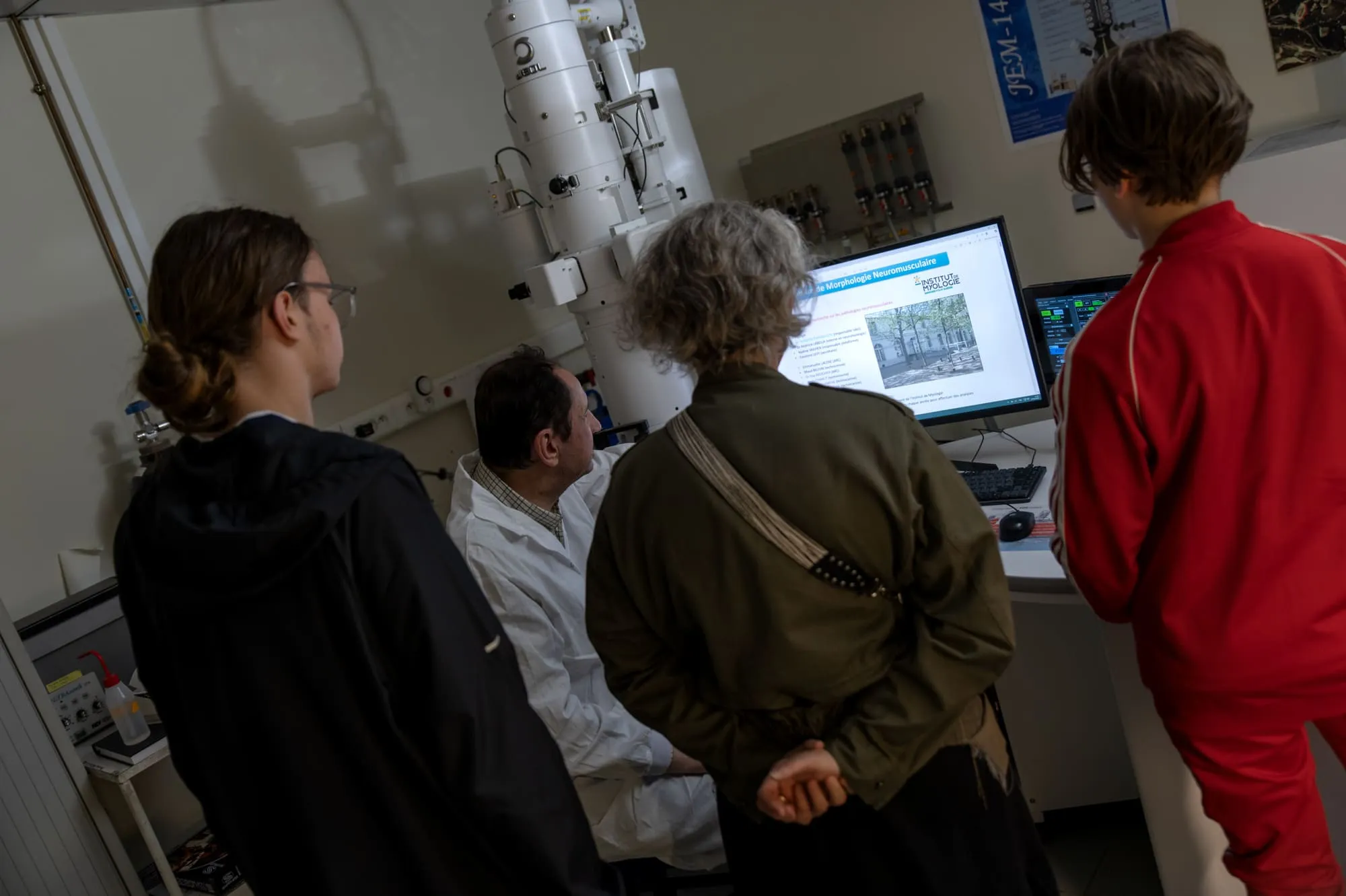 Plongée au cœur du pôle de morphologie neuromusculaire. Les visiteurs découvrent les équipements de pointe dédiés à l’analyse des tissus musculaires, en compagnie d’un chercheur de l’Institut de Myologie