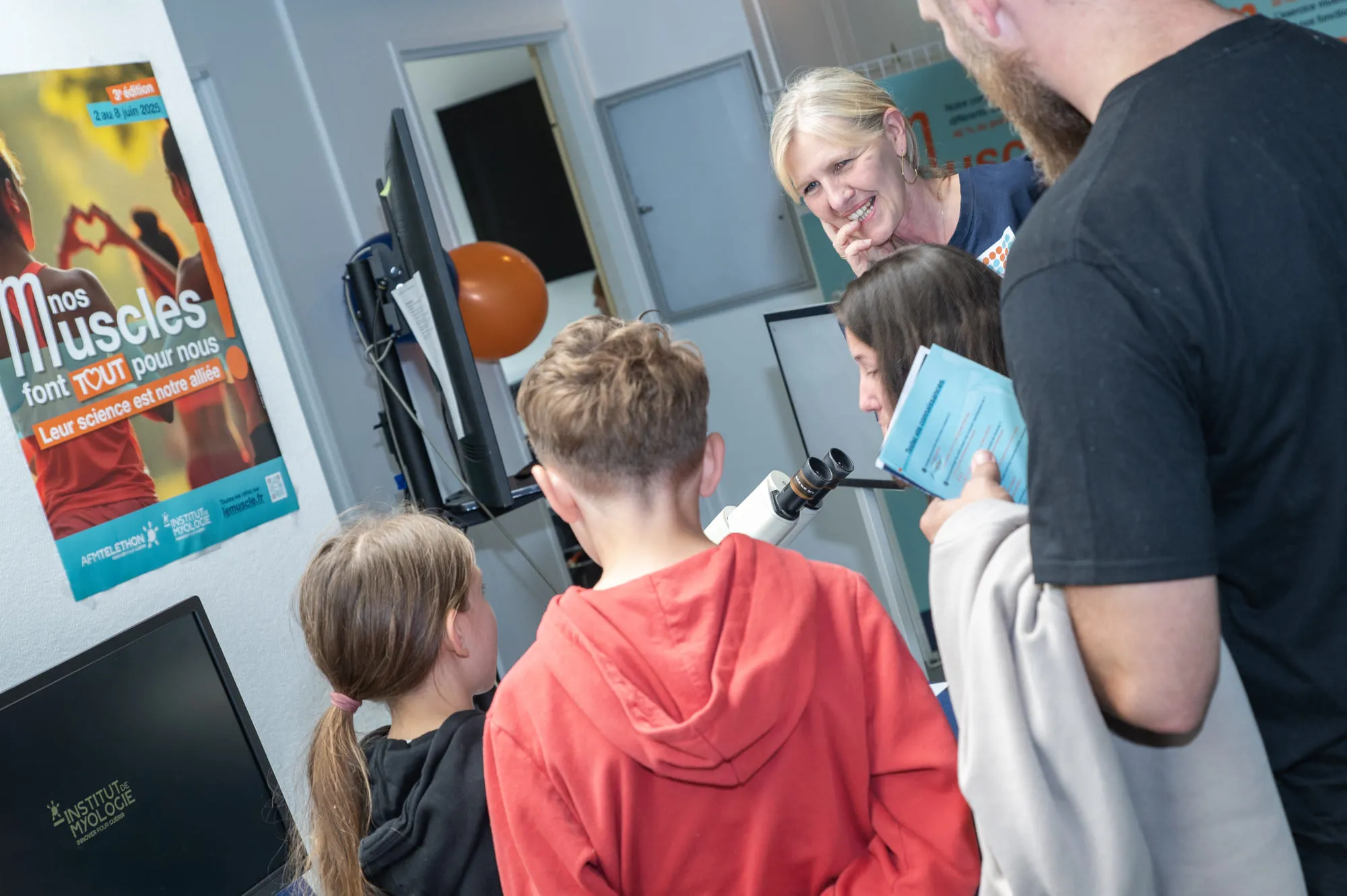 Petits et grands se sont initiés à la microscopie pour observer les cellules musculaires de près.