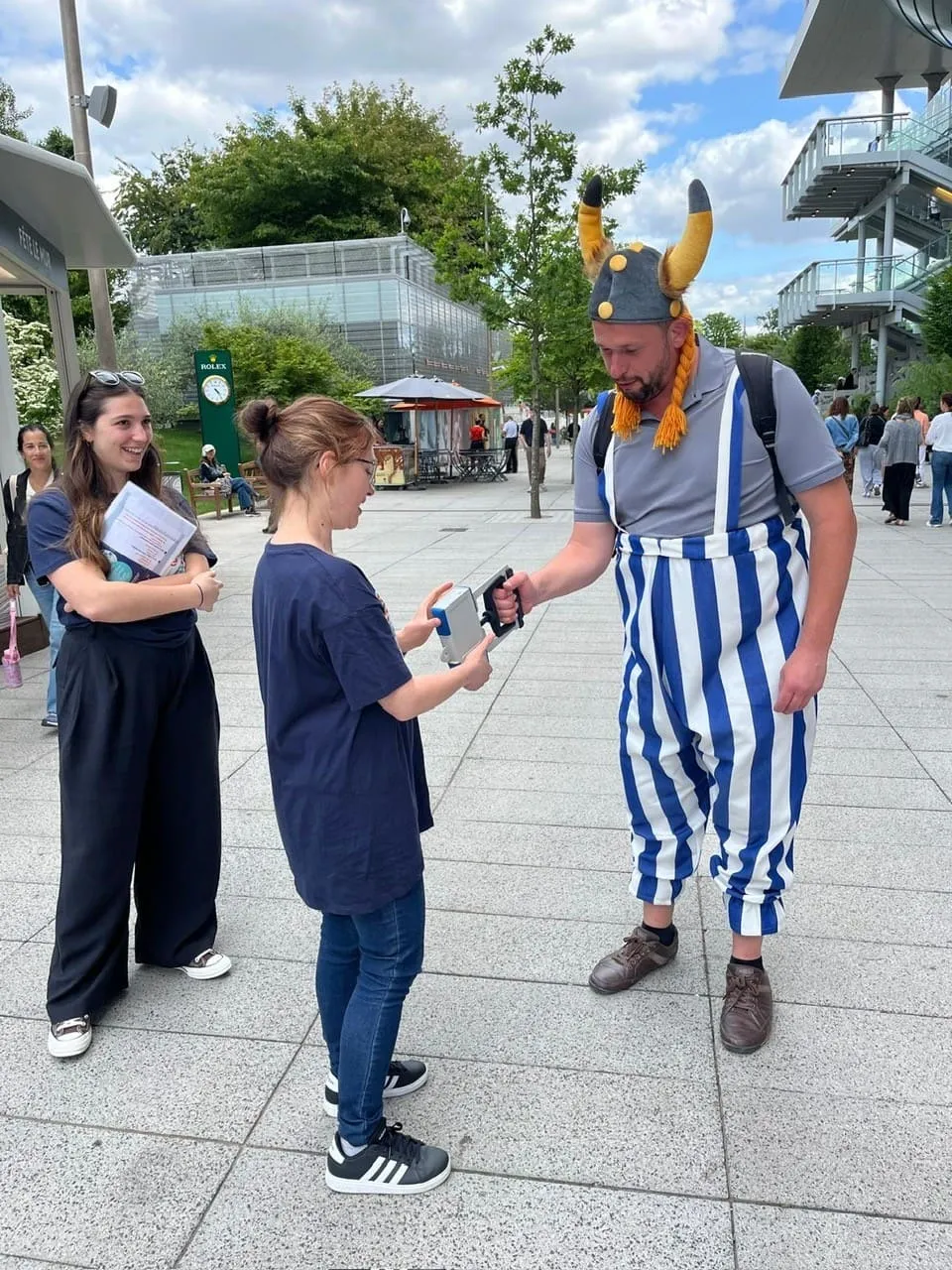 Tester sa force de préhension dans la bonne humeur au Village Roland-Garros.