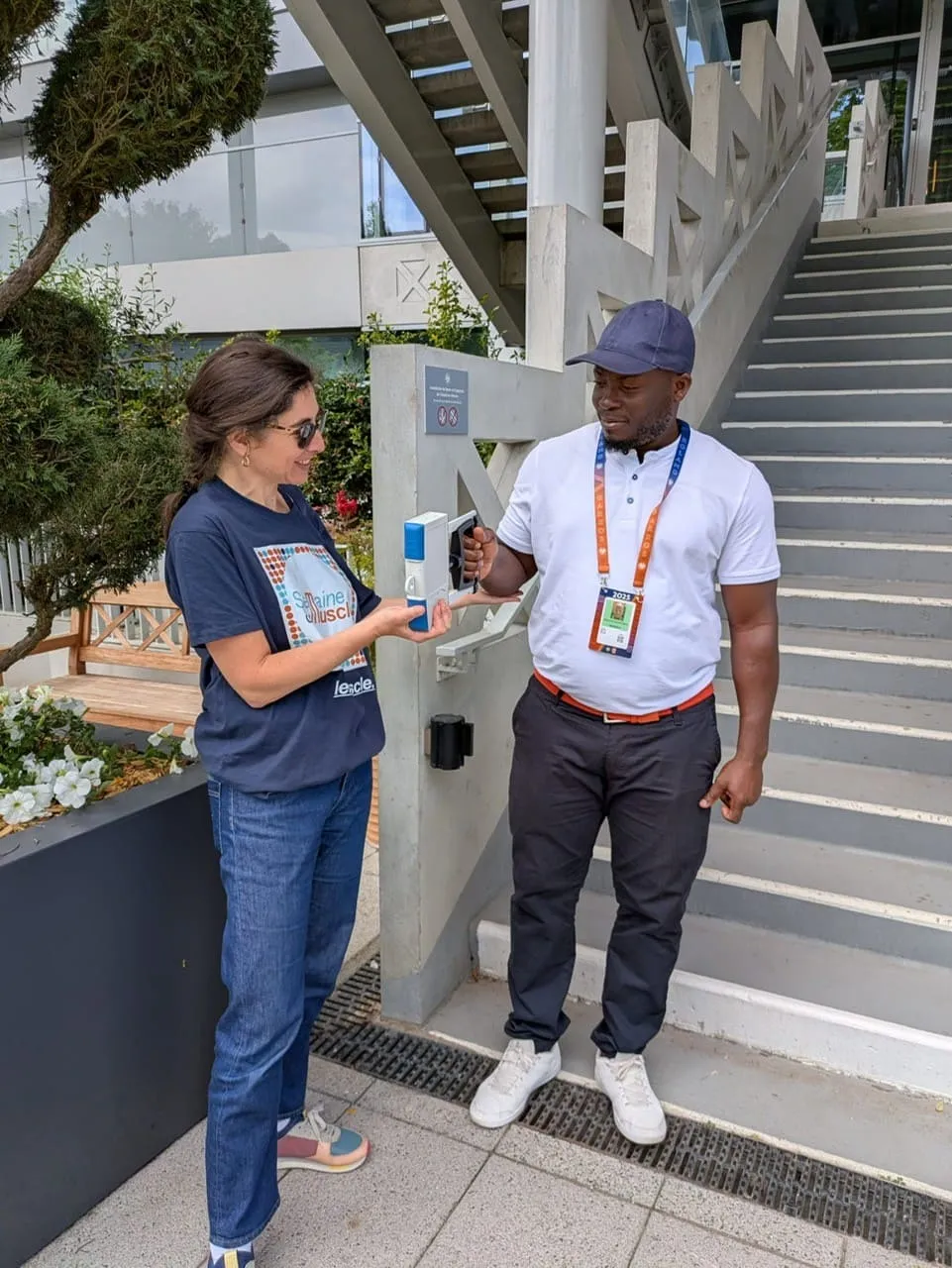 À Roland-Garros, même les agents se prêtent au jeu pour tester leur force et parler santé musculaire.