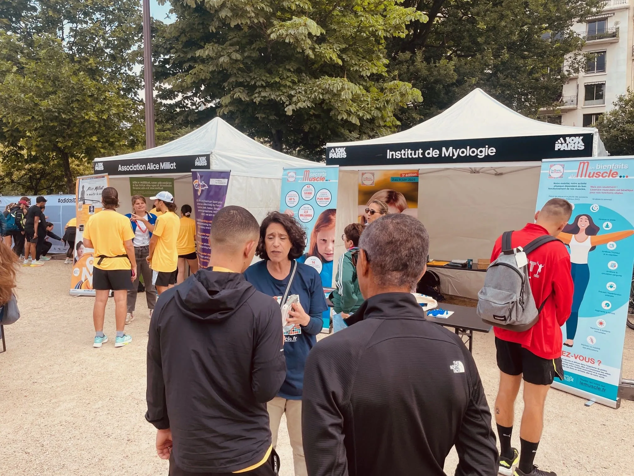Les coureurs ont découvert les bienfaits des muscles grâce au stand de l'Institut de Myologie dans le Village du 10K Adidas Paris.