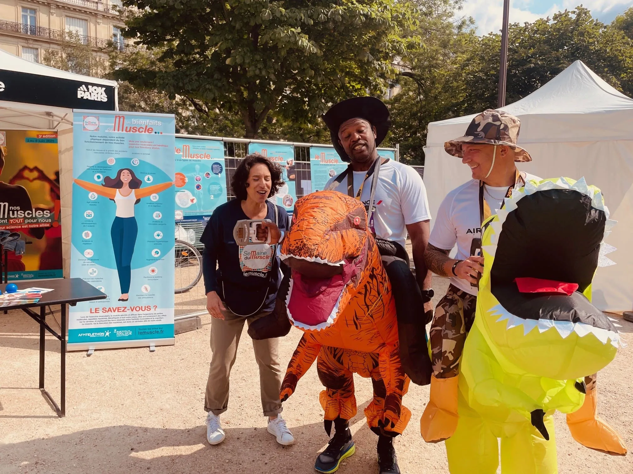 Ambiance festive au 10K Paris avec les équipes de sensibilisation… et quelques dinosaures très musclés !