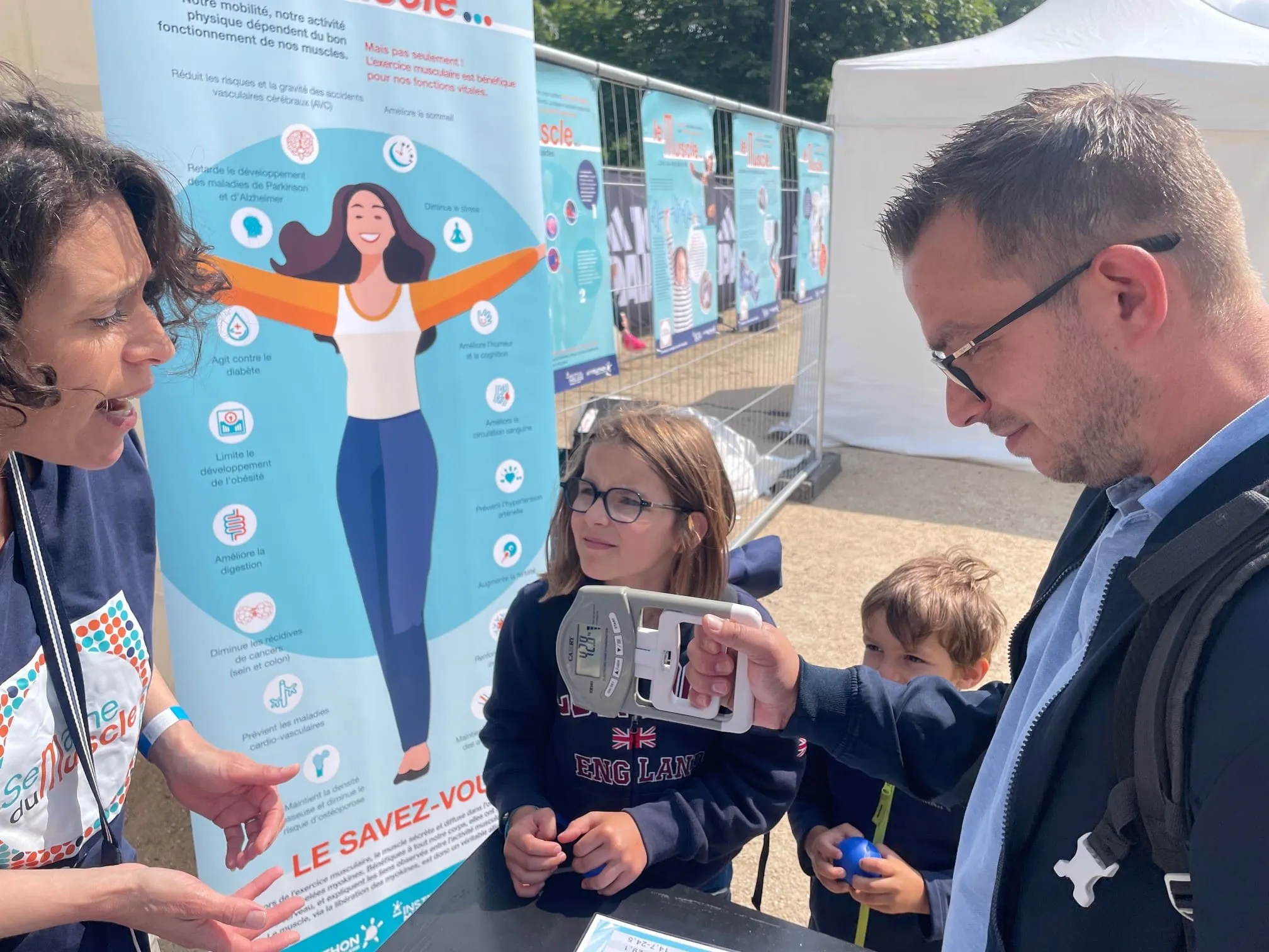 Petits et grands ont testé leur force de préhension en famille, dans une ambiance ludique.