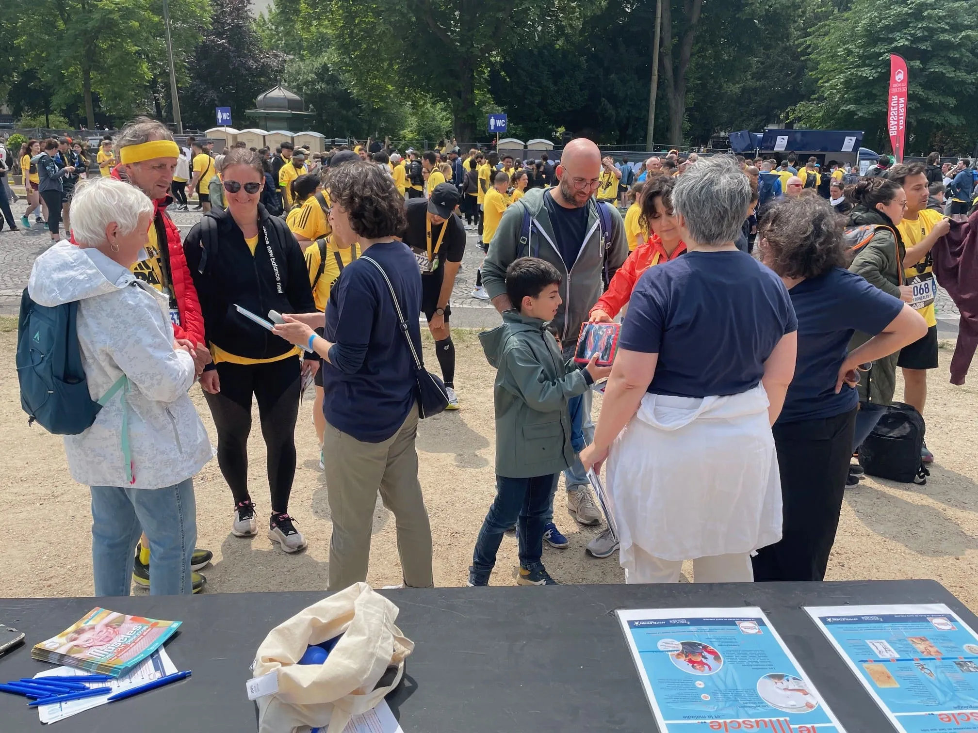 Échanges riches avec les participants sur la santé musculaire, au cœur du village du 10K Paris.